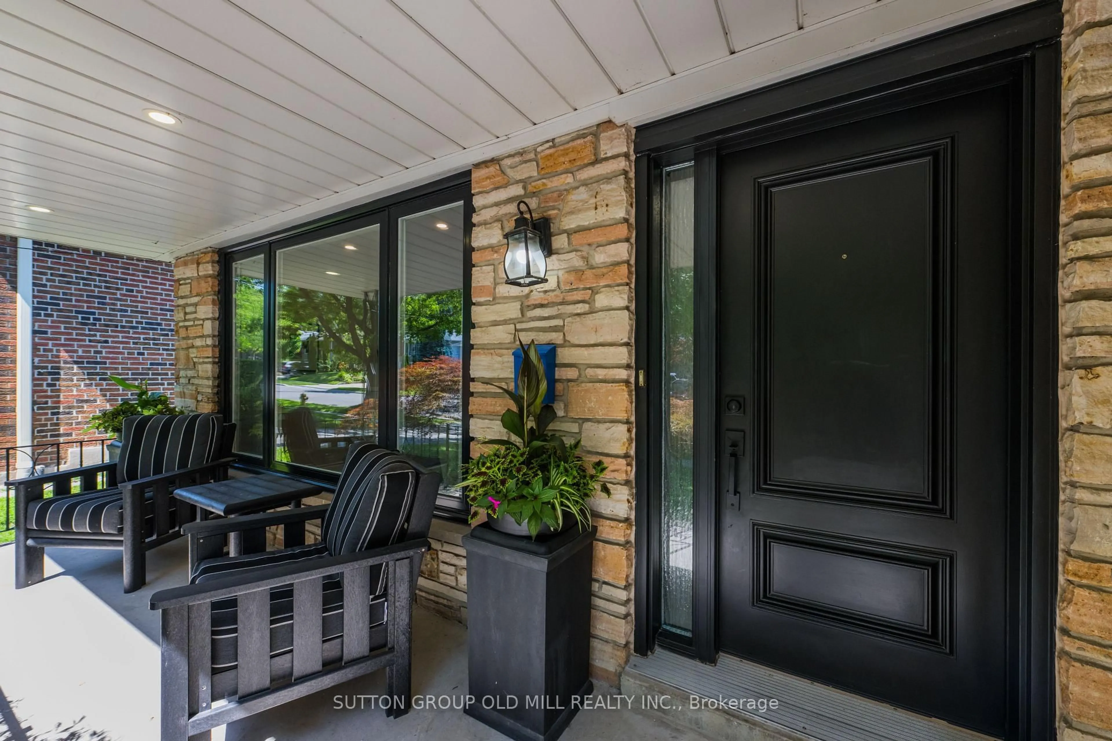 Indoor entryway for 85 Bonnyview Dr, Toronto Ontario M8Y 3G7