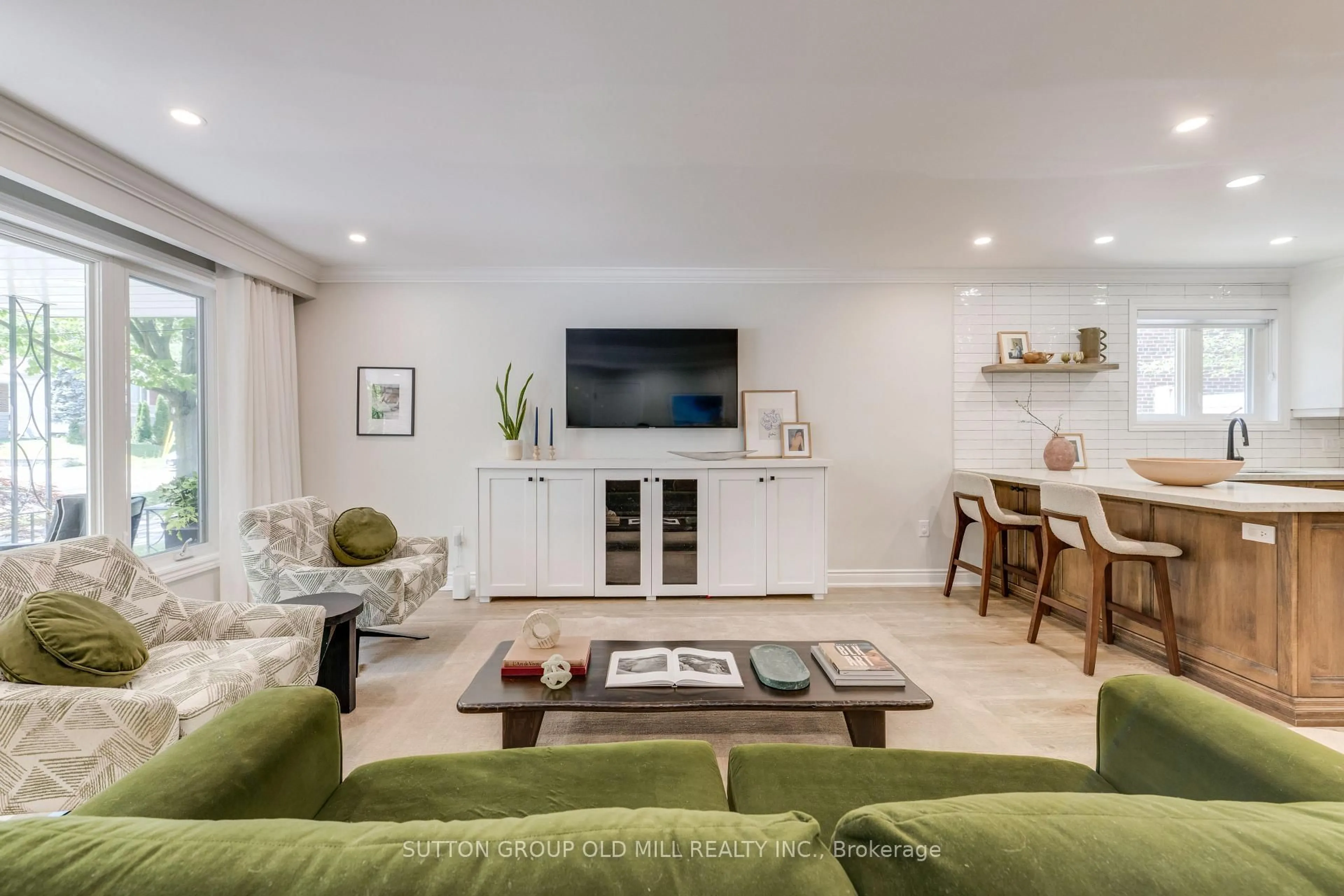 Living room with furniture, unknown for 85 Bonnyview Dr, Toronto Ontario M8Y 3G7