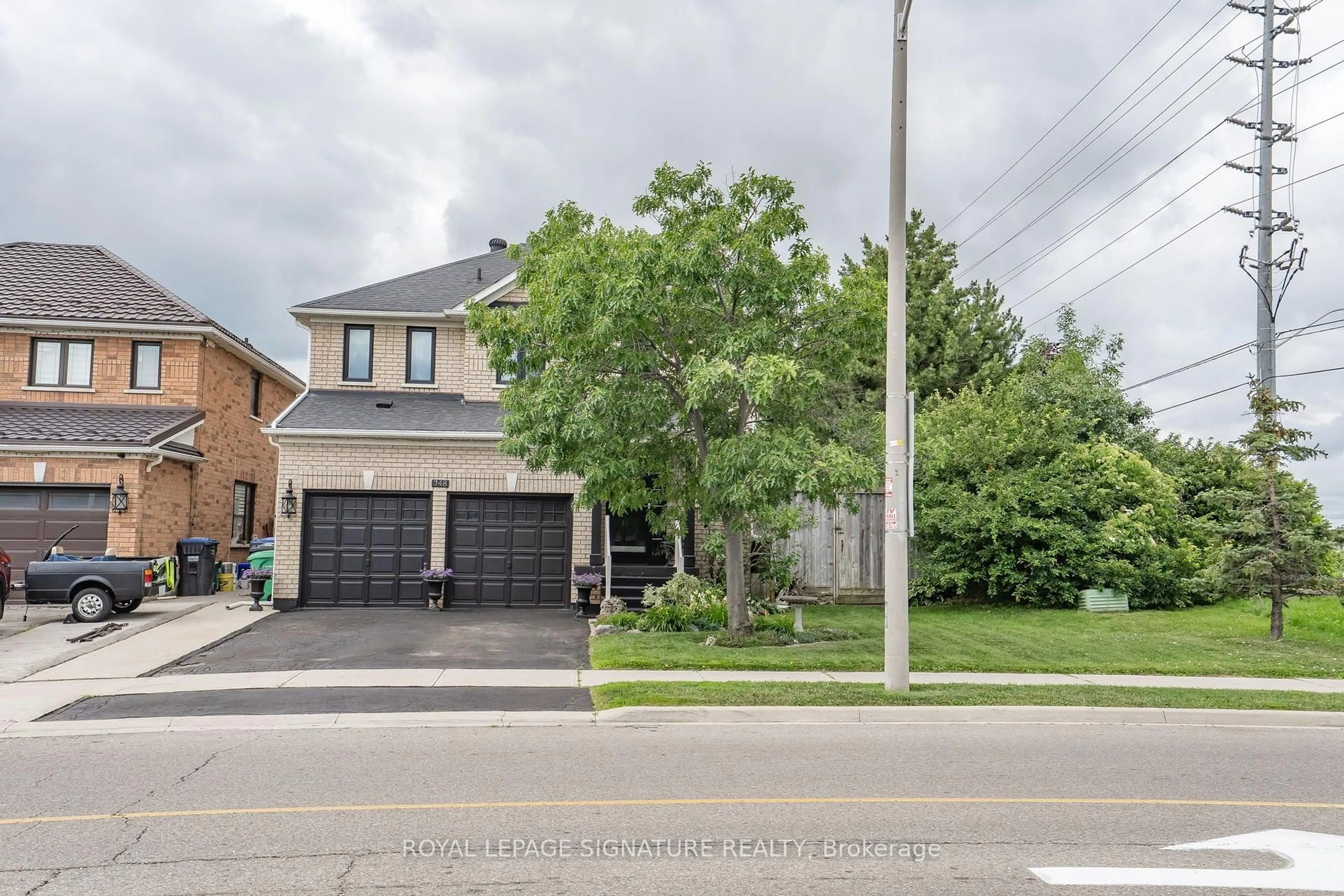 A pic from outside/outdoor area/front of a property/back of a property/a pic from drone, street for 348 Edenbrook Hill Dr, Brampton Ontario L7A 2K9