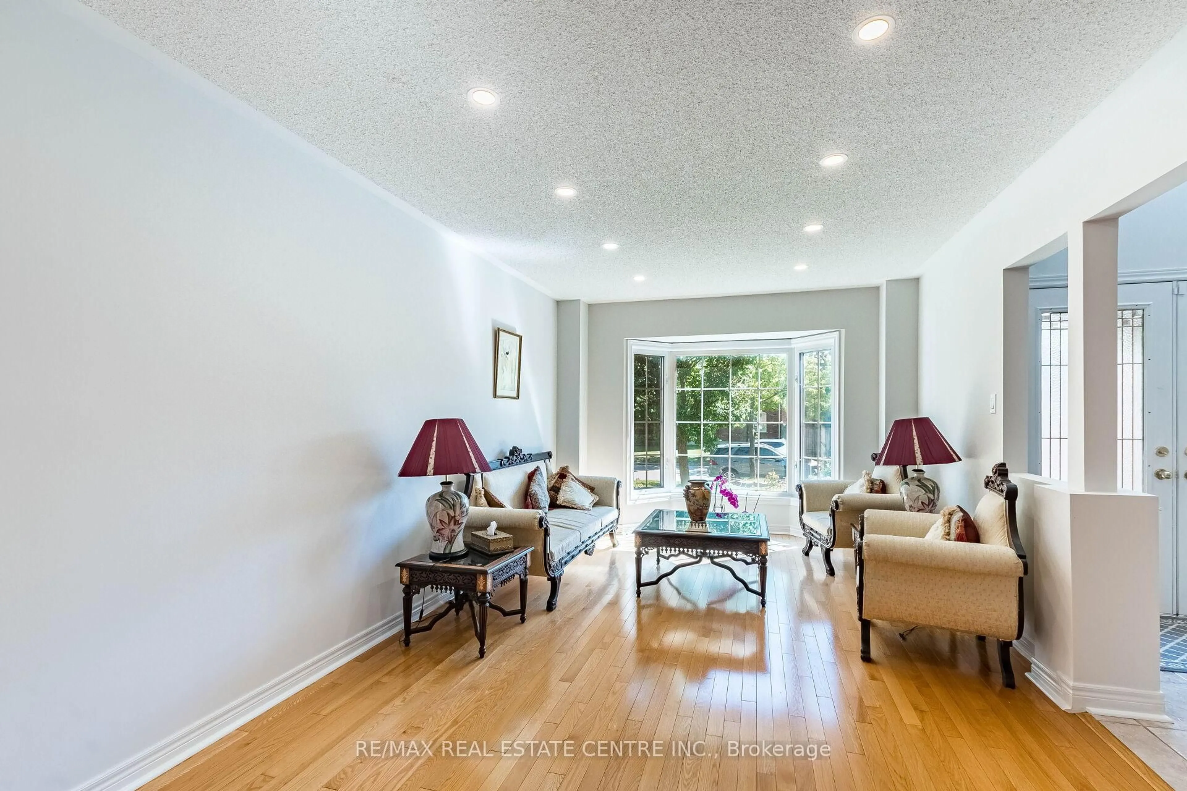 Living room with furniture, unknown for 5343 Russell View Rd, Mississauga Ontario L5M 5V8