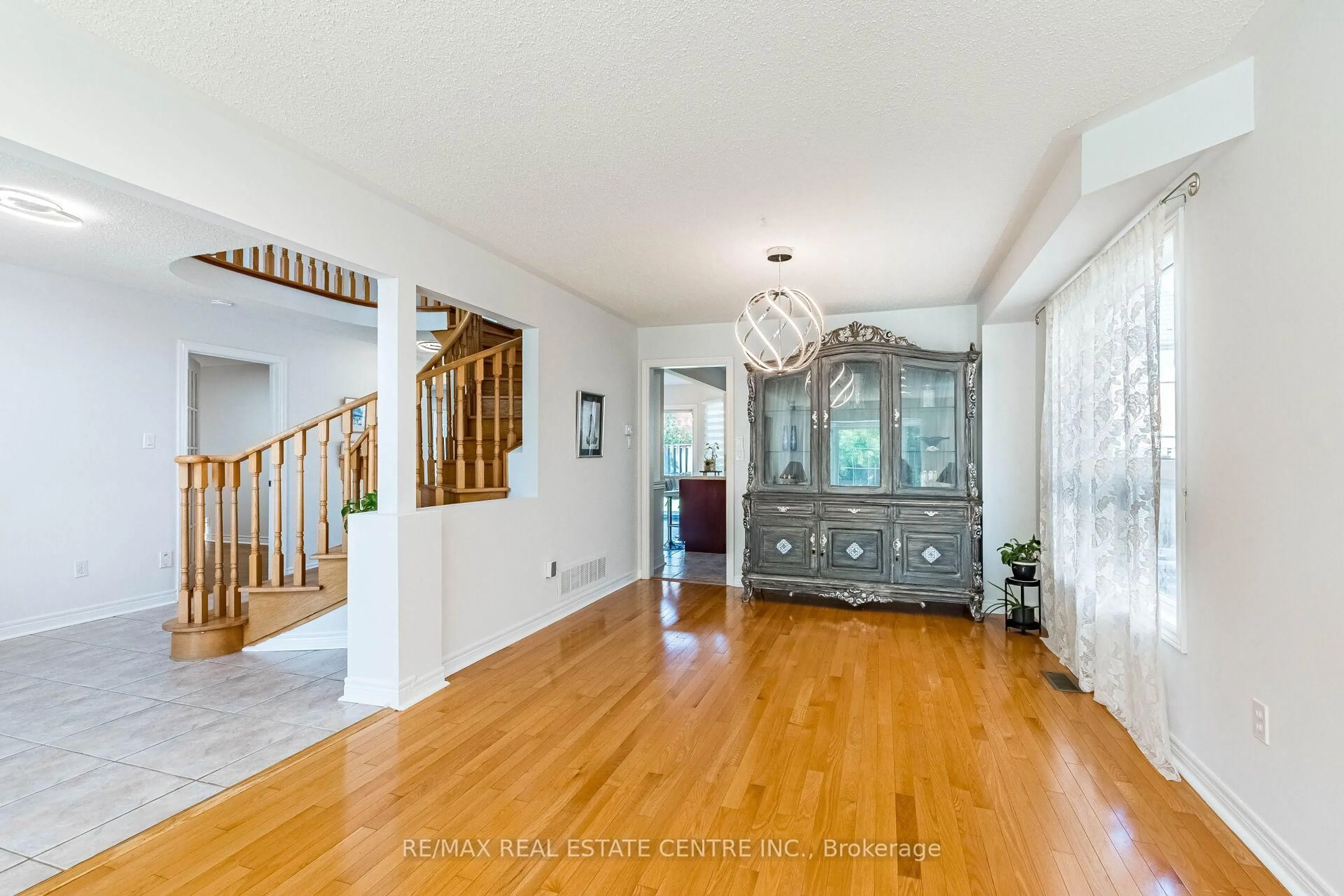 Indoor entryway for 5343 Russell View Rd, Mississauga Ontario L5M 5V8