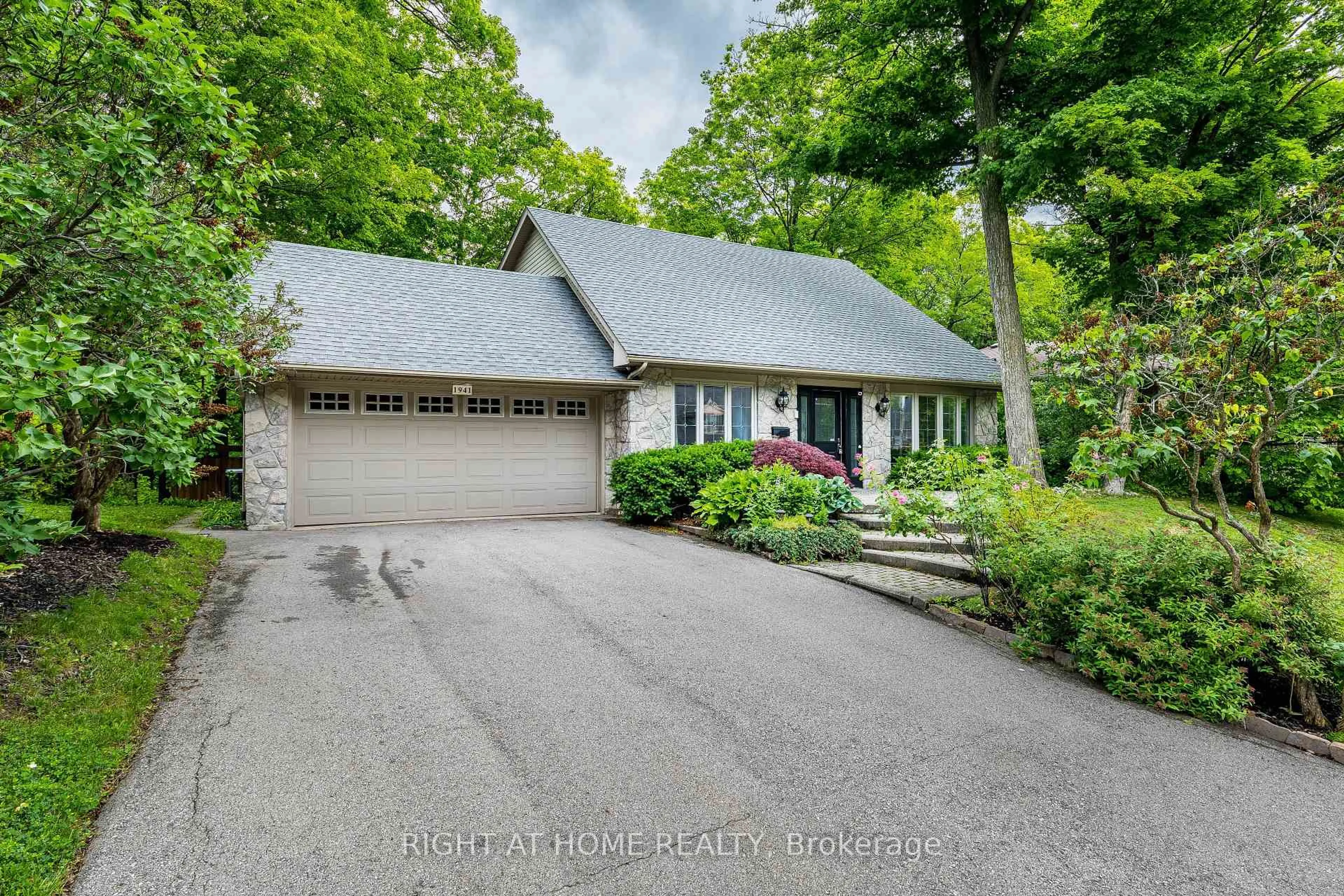 Unknown for 1941 Four Seasons Dr, Burlington Ontario L7P 2Y3
