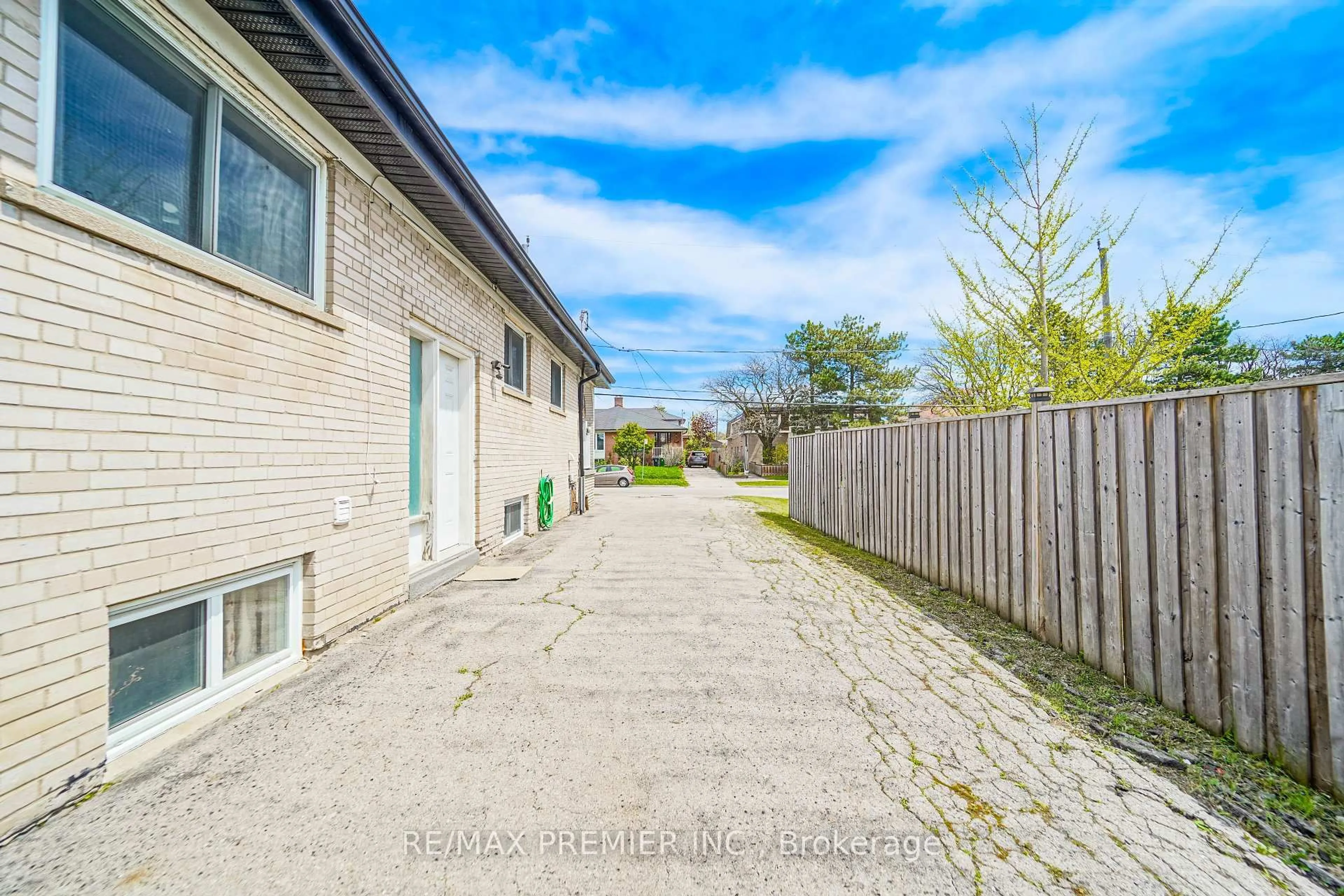 A pic from outside/outdoor area/front of a property/back of a property/a pic from drone, street for 14 Yatescastle Dr, Toronto Ontario M3L 2B8