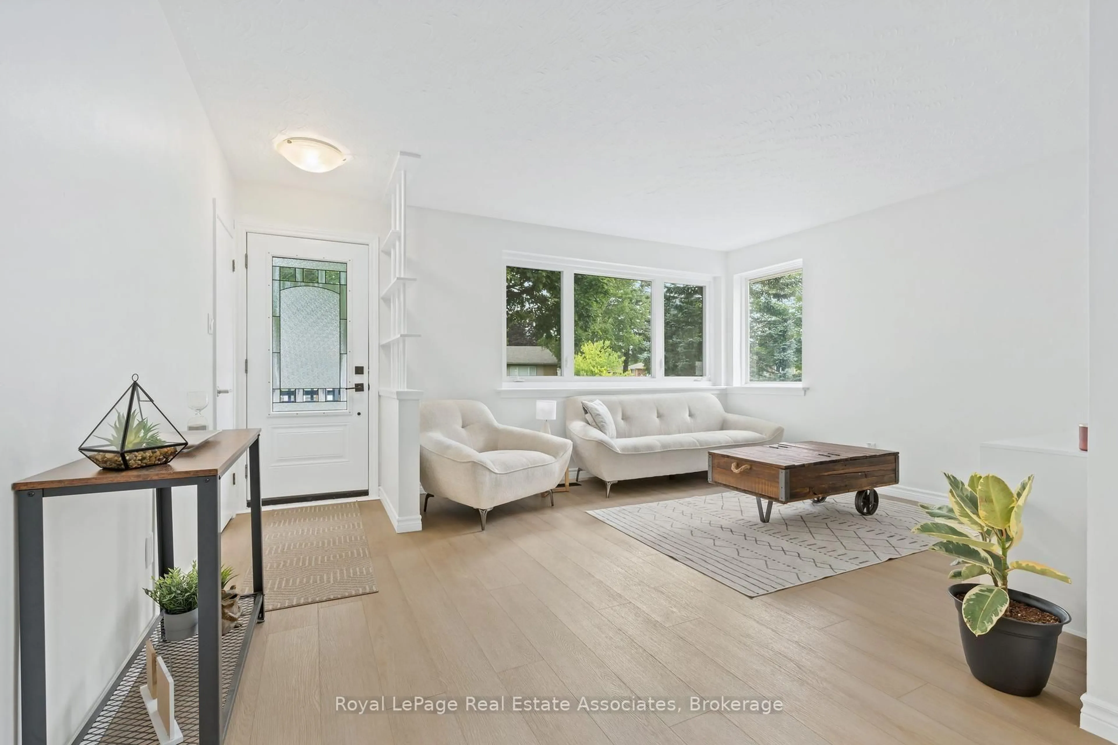 Living room with furniture, unknown for 90 Longfield Rd, Halton Hills Ontario L7J 2K4