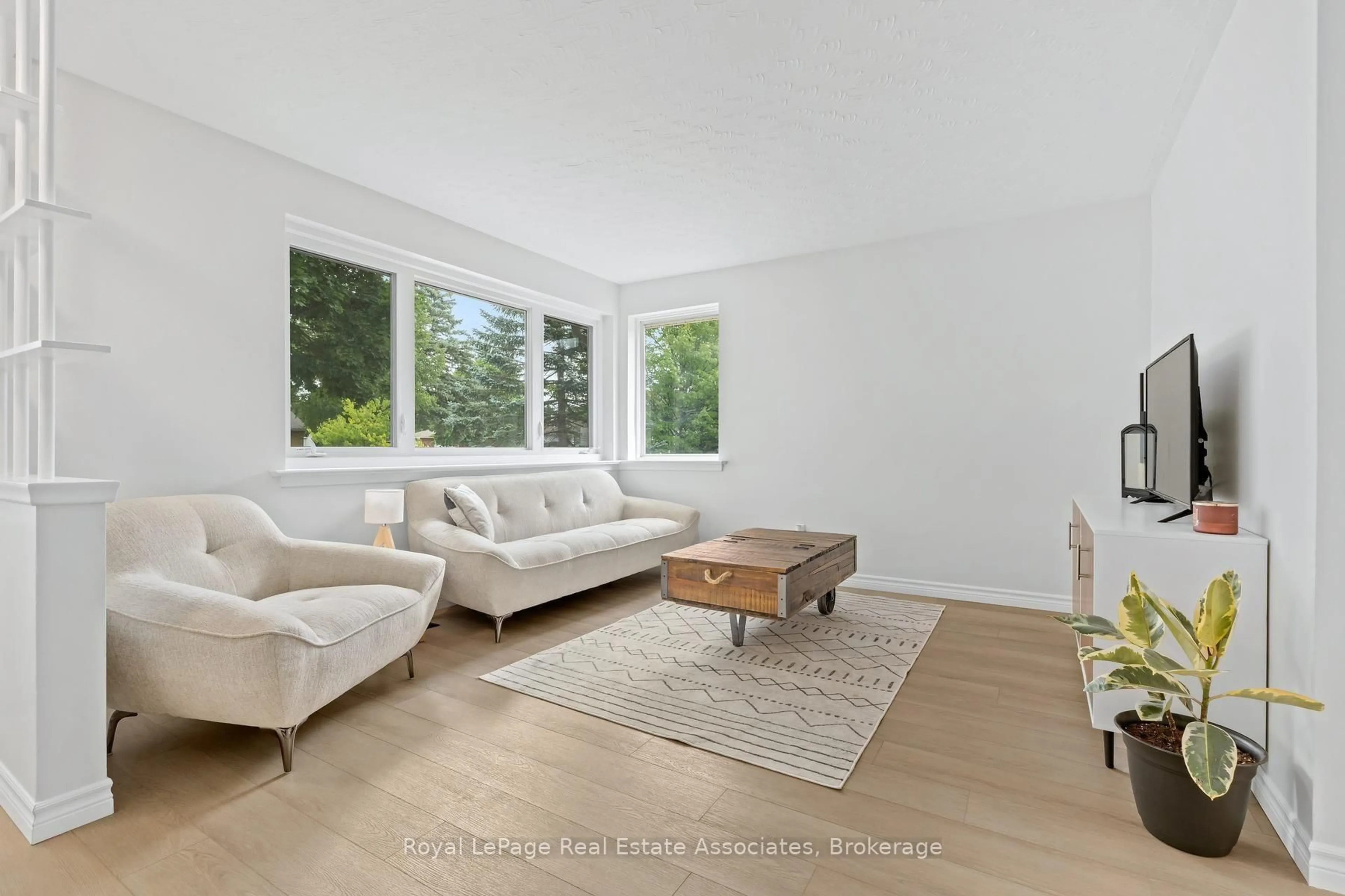 Living room with furniture, unknown for 90 Longfield Rd, Halton Hills Ontario L7J 2K4