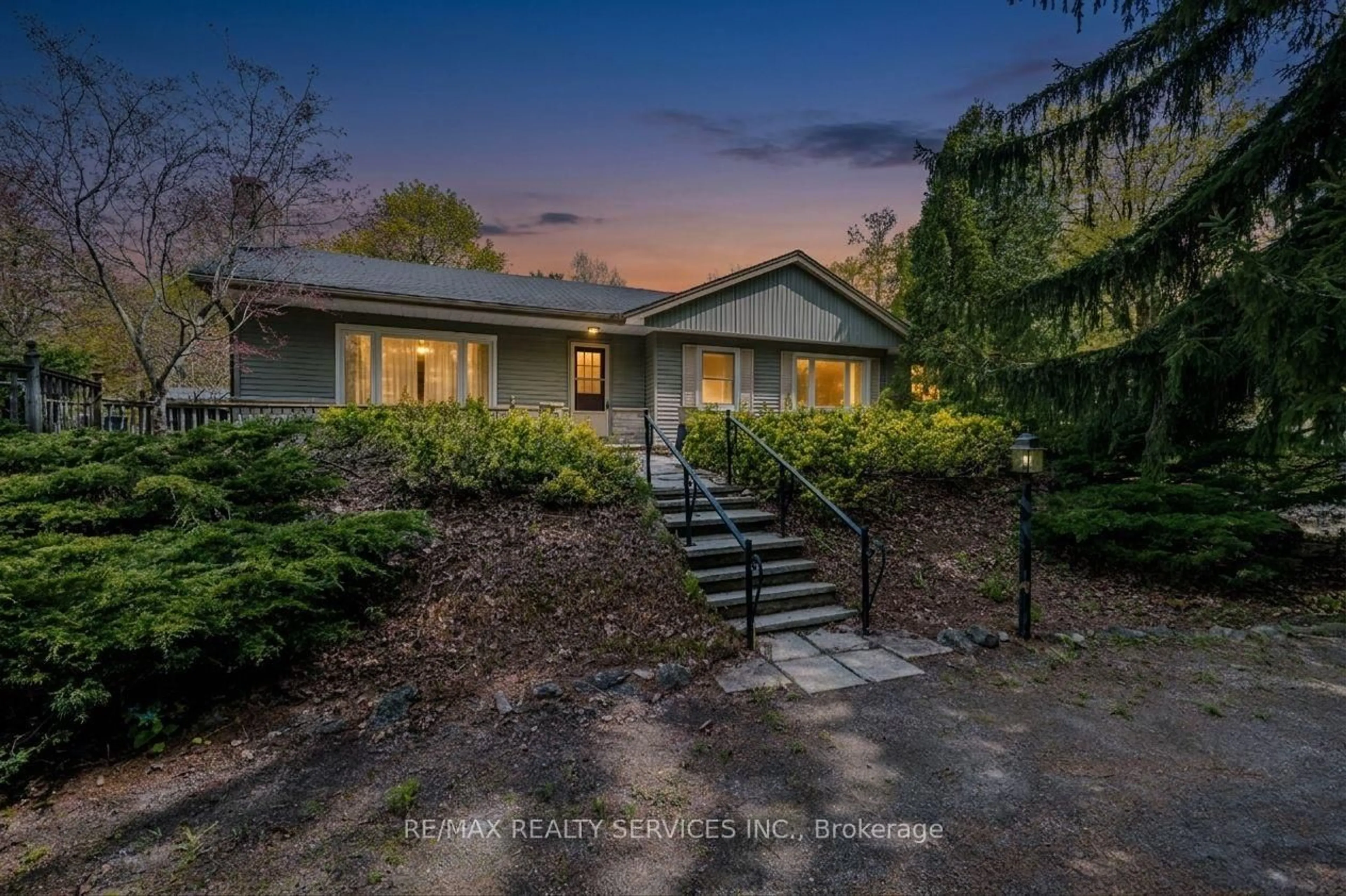 A pic from outside/outdoor area/front of a property/back of a property/a pic from drone, street for 1368 2 Sdrd, Burlington Ontario L7P 0G9