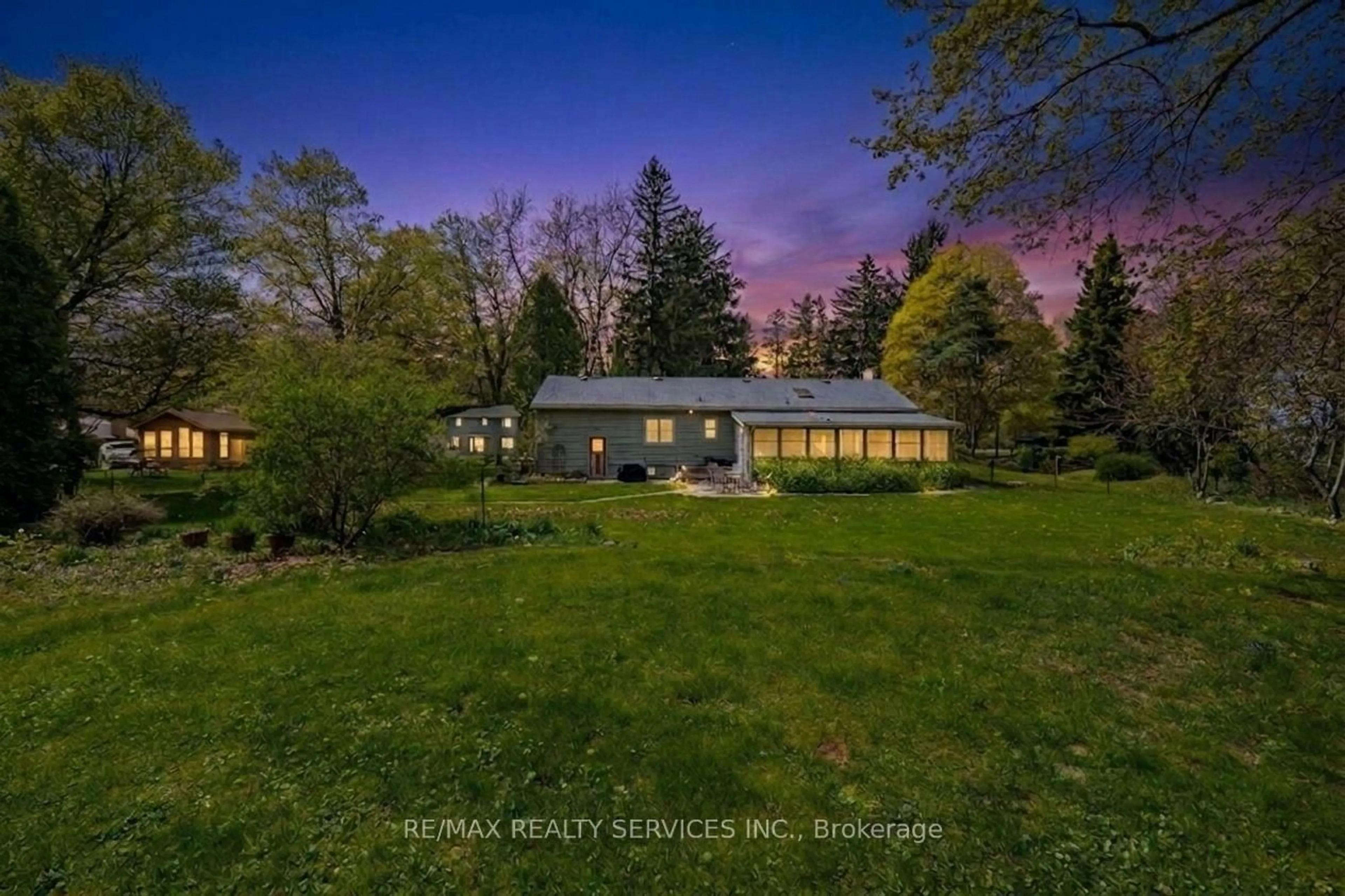 A pic from outside/outdoor area/front of a property/back of a property/a pic from drone, unknown for 1368 2 Sdrd, Burlington Ontario L7P 0G9