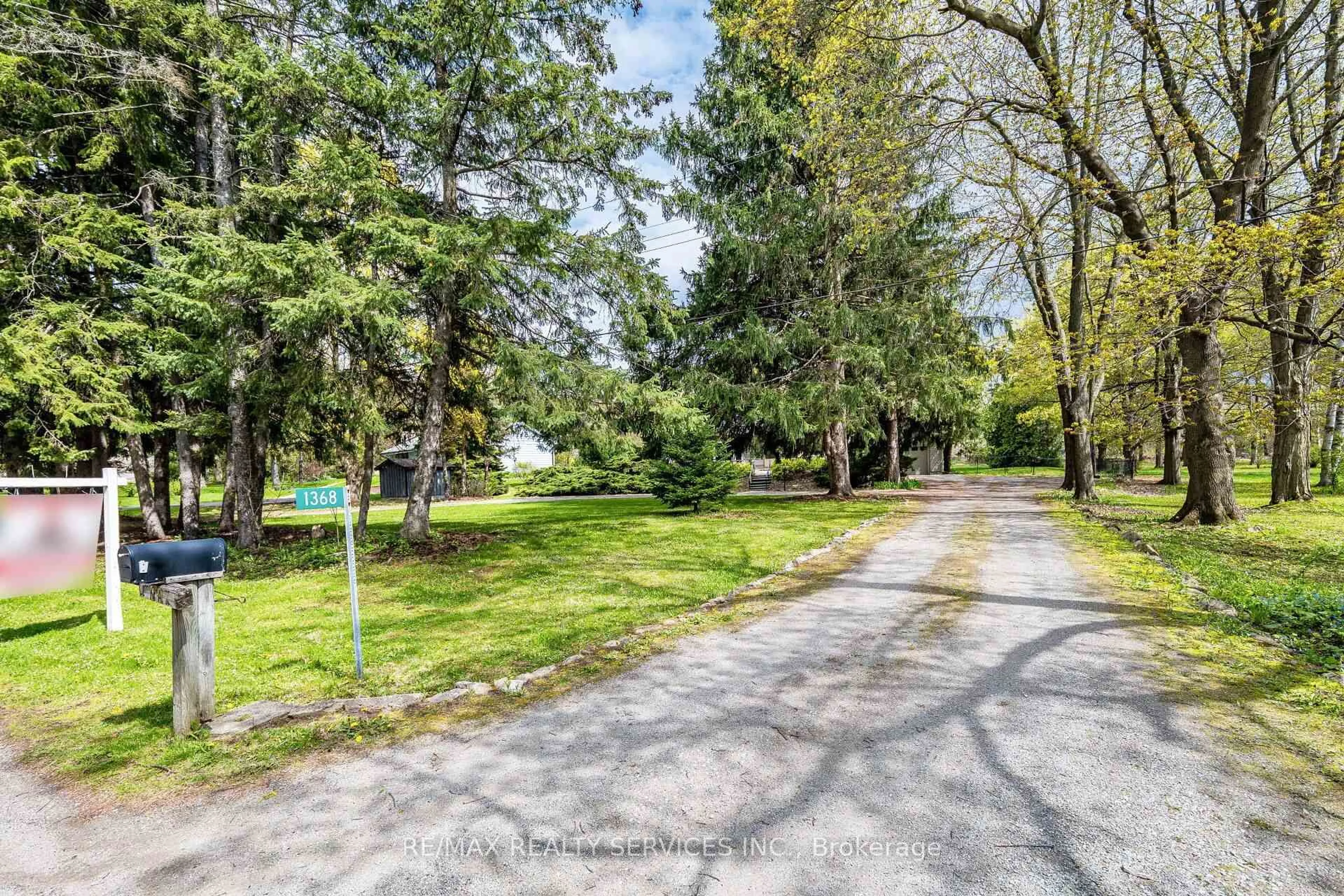 A pic from outside/outdoor area/front of a property/back of a property/a pic from drone, street for 1368 2 Sdrd, Burlington Ontario L7P 0G9