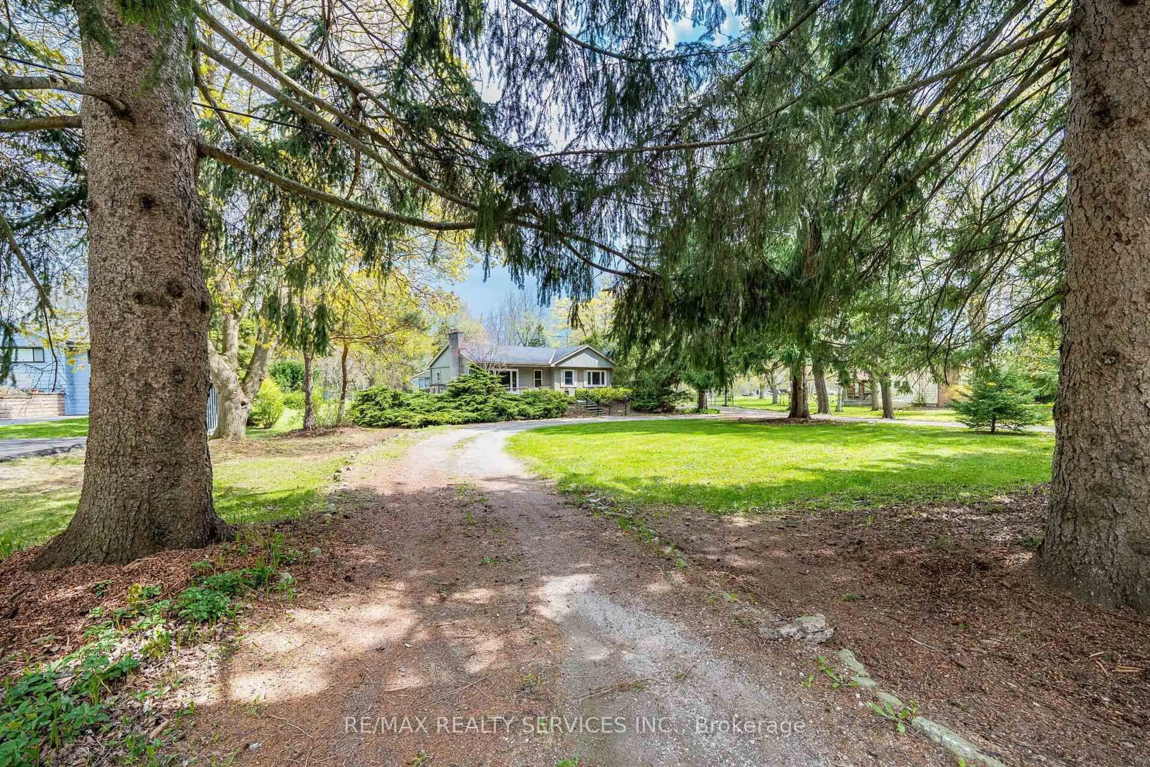 A pic from outside/outdoor area/front of a property/back of a property/a pic from drone, unknown for 1368 2 Sdrd, Burlington Ontario L7P 0G9