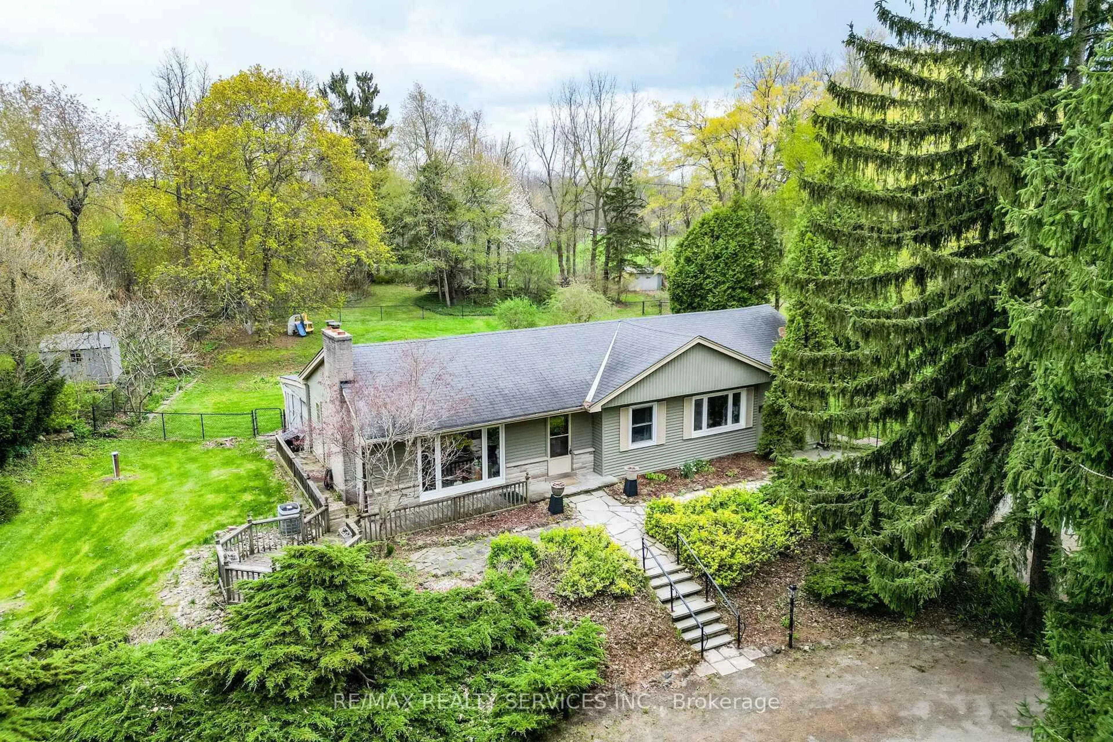 A pic from outside/outdoor area/front of a property/back of a property/a pic from drone, unknown for 1368 2 Sdrd, Burlington Ontario L7P 0G9