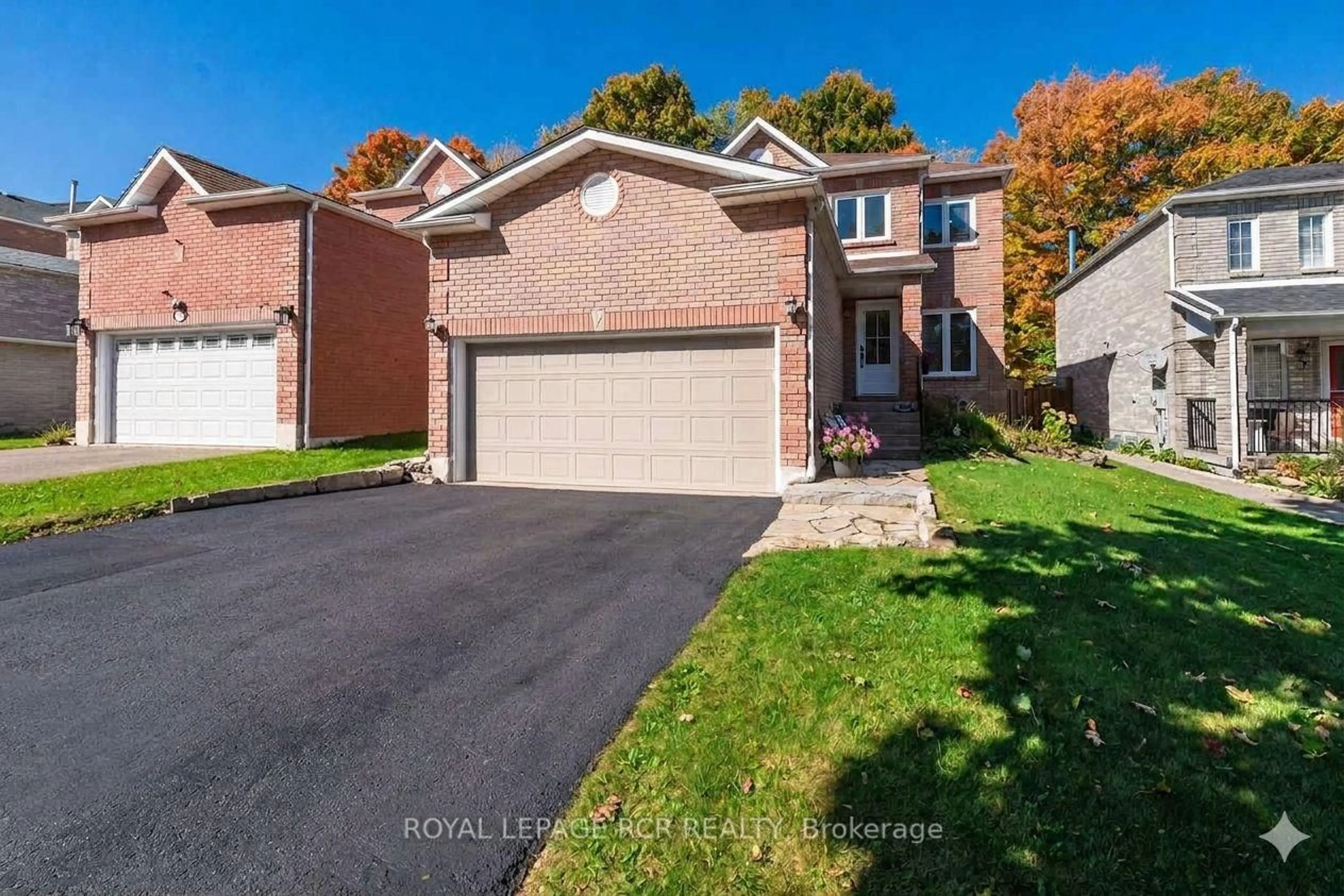 A pic from outside/outdoor area/front of a property/back of a property/a pic from drone, street for 194 Lisa Marie Dr, Orangeville Ontario L9W 4P7