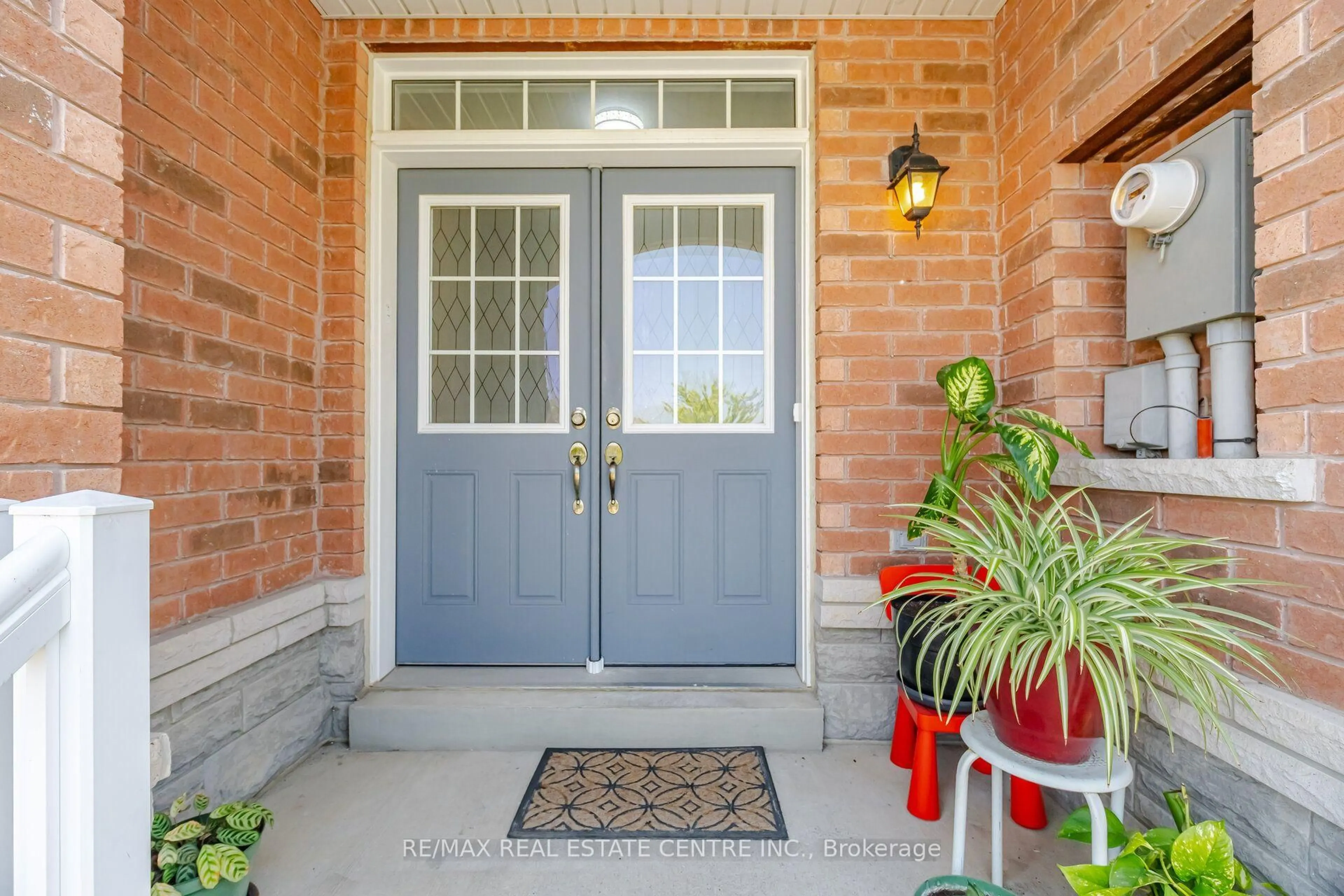 Indoor entryway for 41 Lorenzo Circ, Brampton Ontario L6R 3N4
