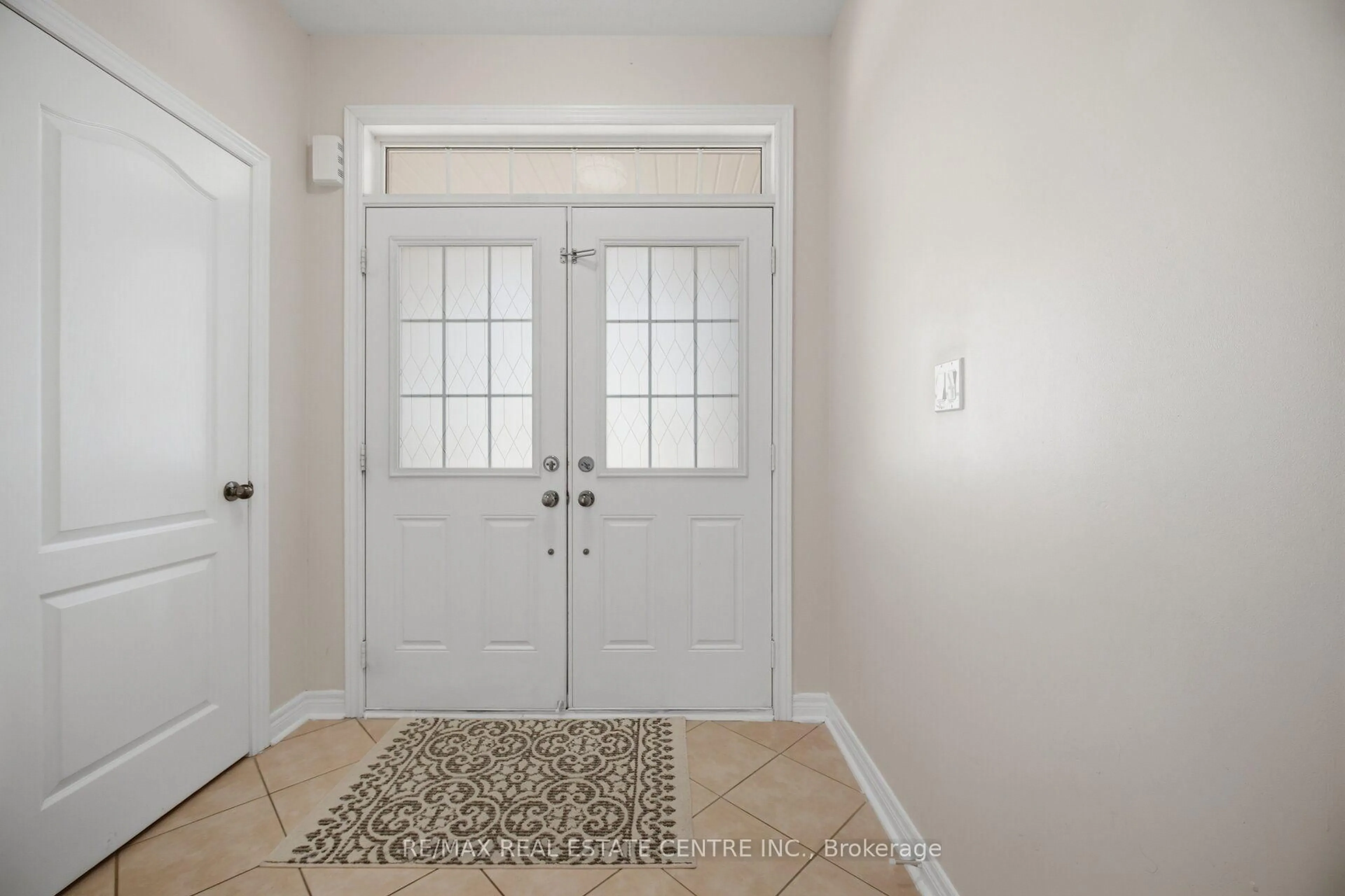 Indoor entryway for 41 Lorenzo Circ, Brampton Ontario L6R 3N4