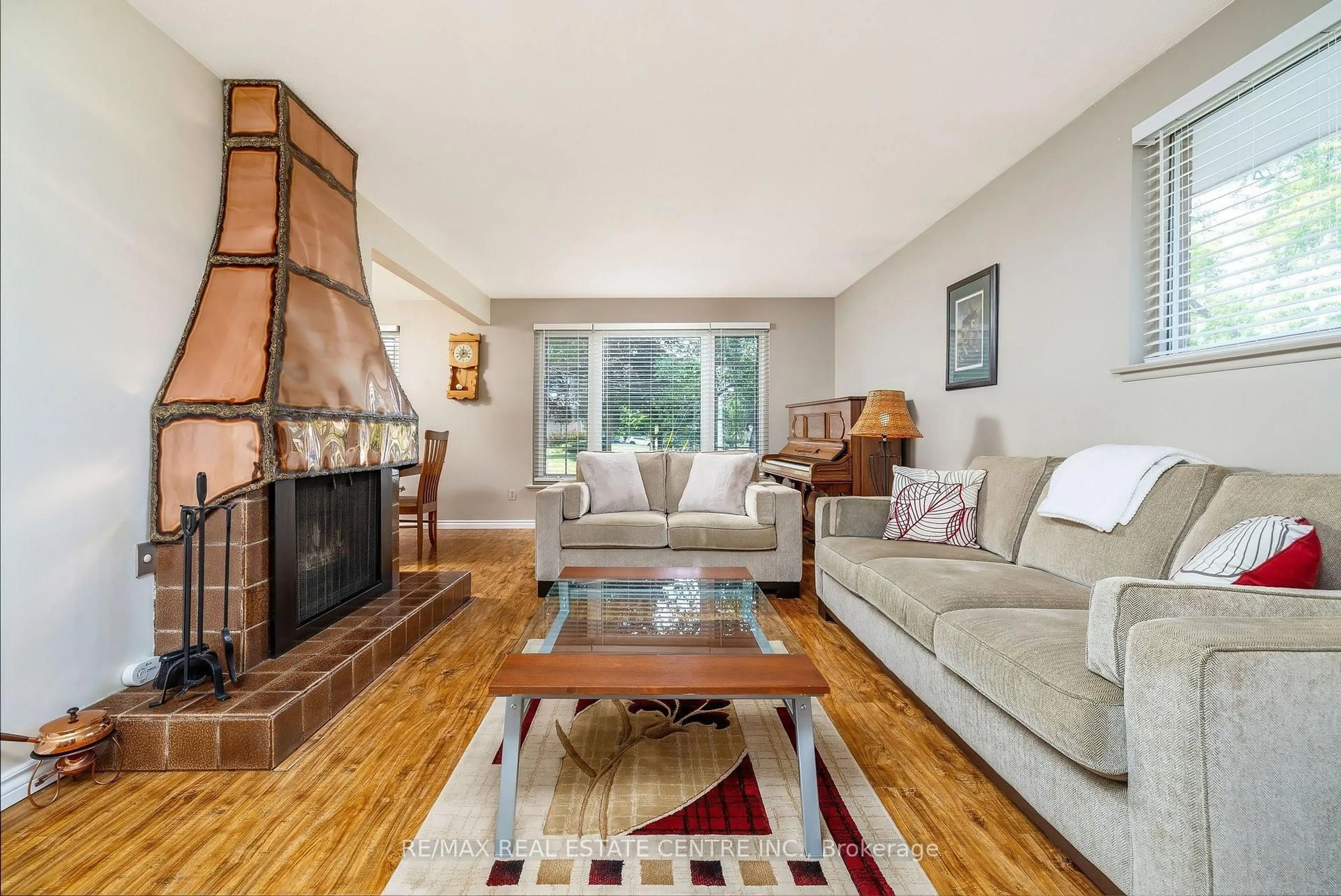 Living room with furniture, unknown for 391 Bell St, Milton Ontario L9T 2B2
