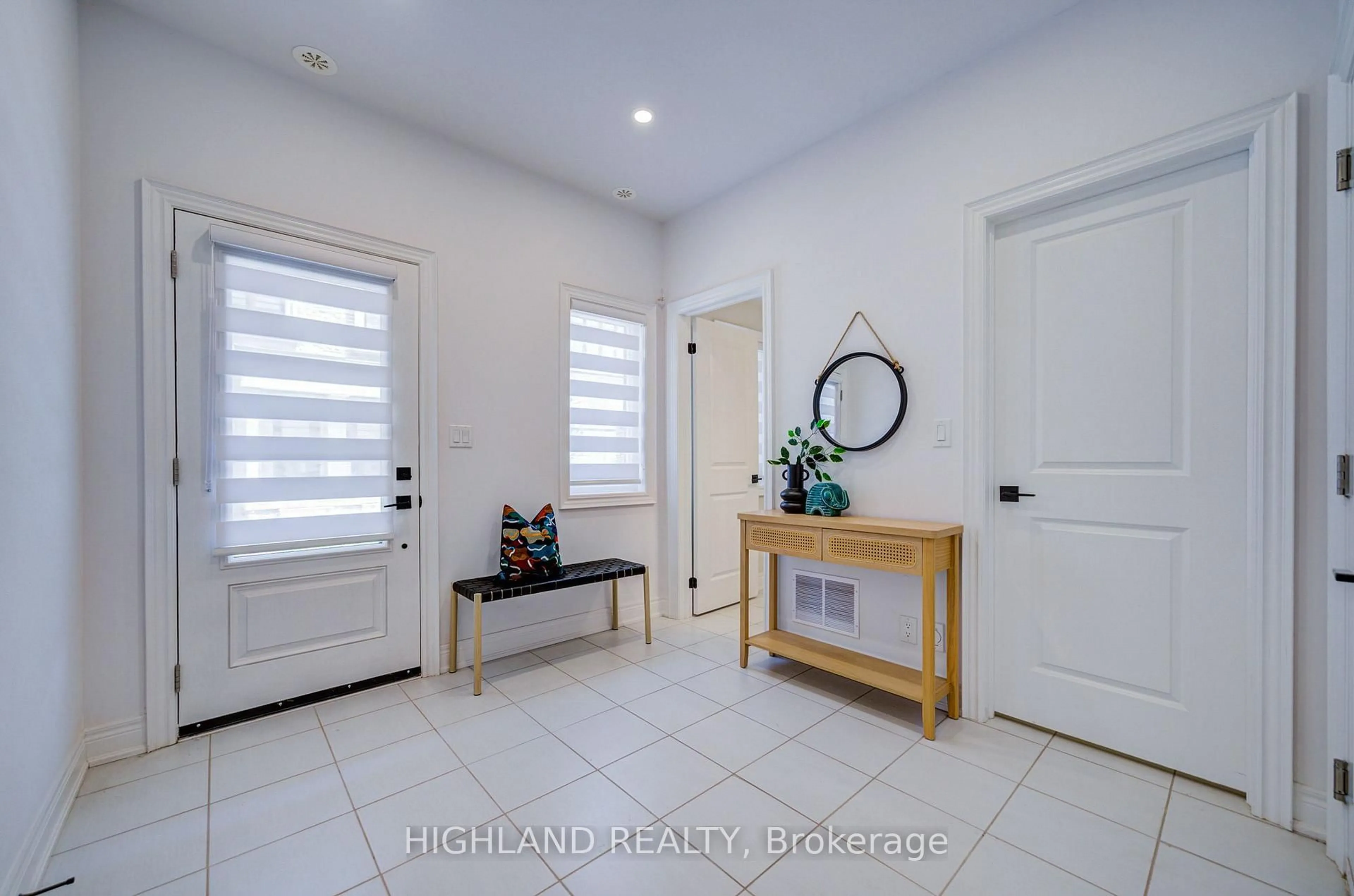 Indoor entryway for 270 Melody Common #22, Oakville Ontario L6H 8A5