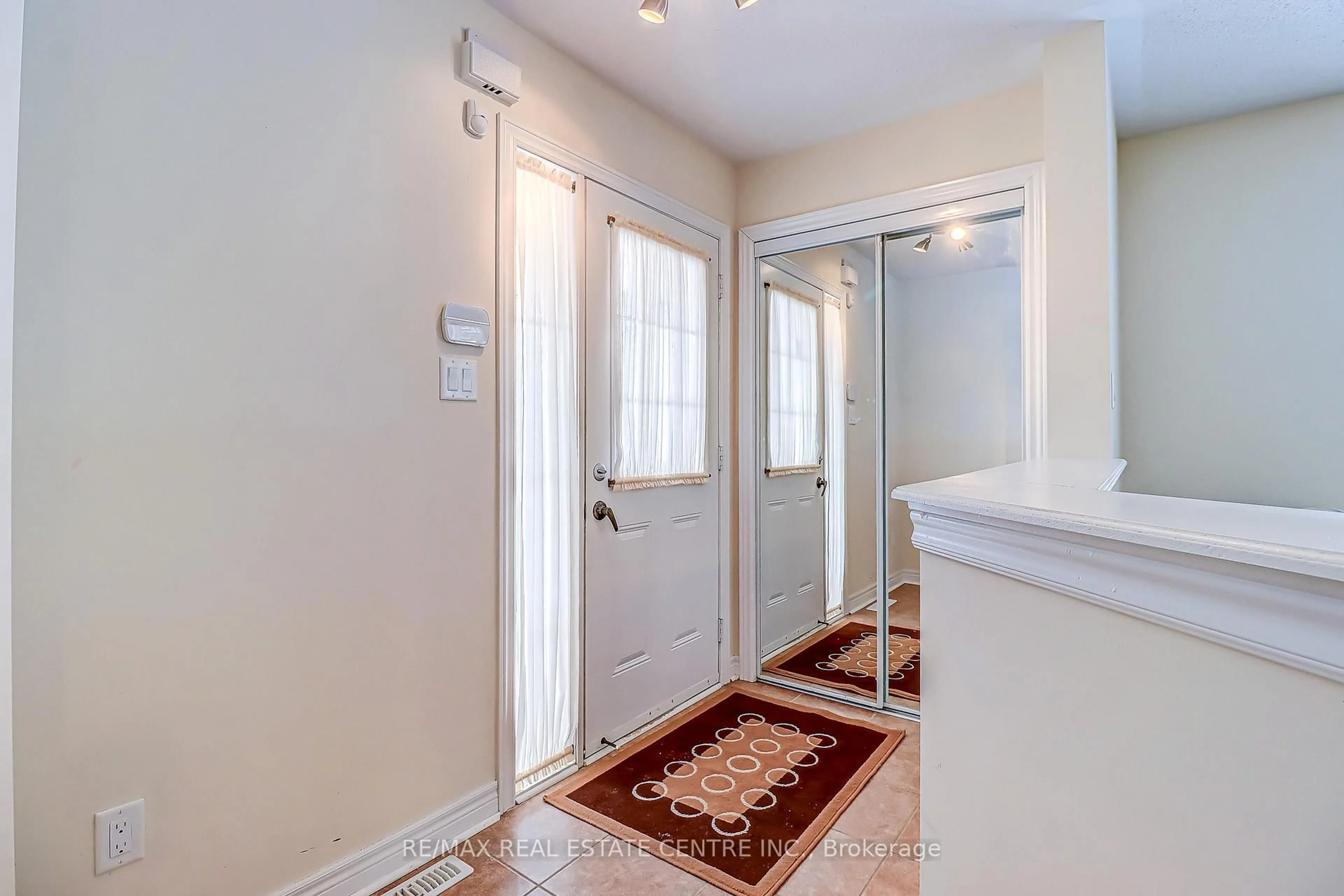 Indoor entryway for 2 Alisma Tr, Brampton Ontario L6R 0Y8