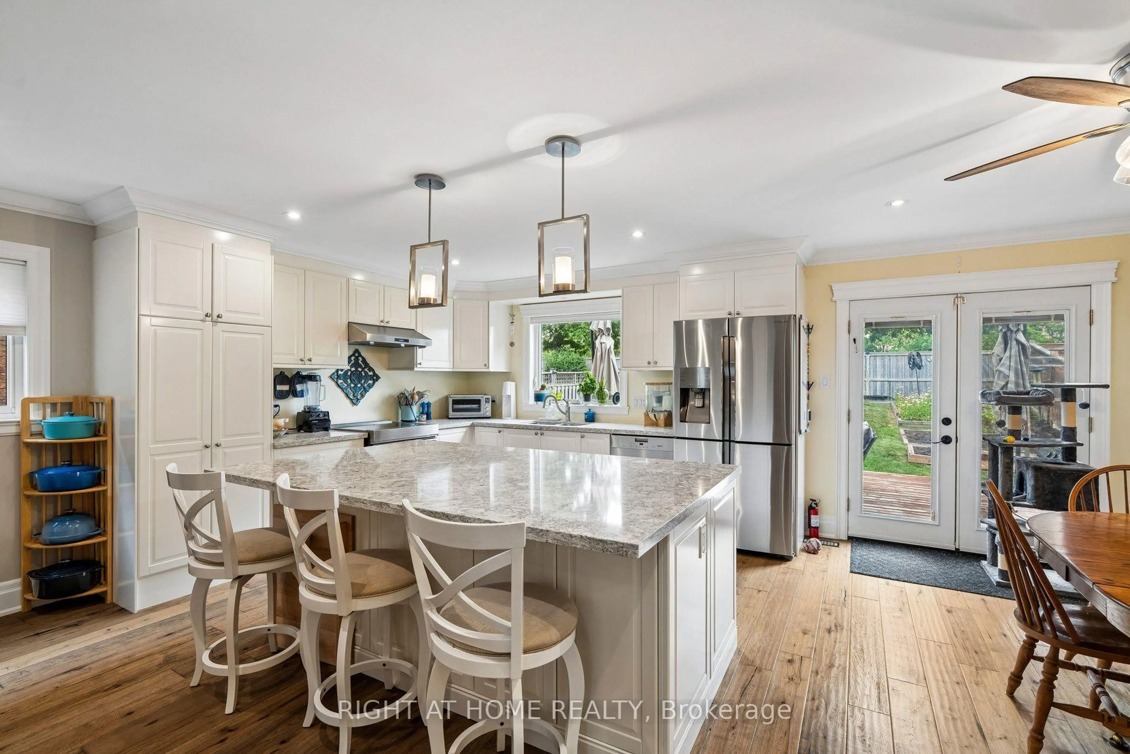 Open concept kitchen, ceramic/tile floor for 3525 Bertrand Rd, Mississauga Ontario L5L 4G8