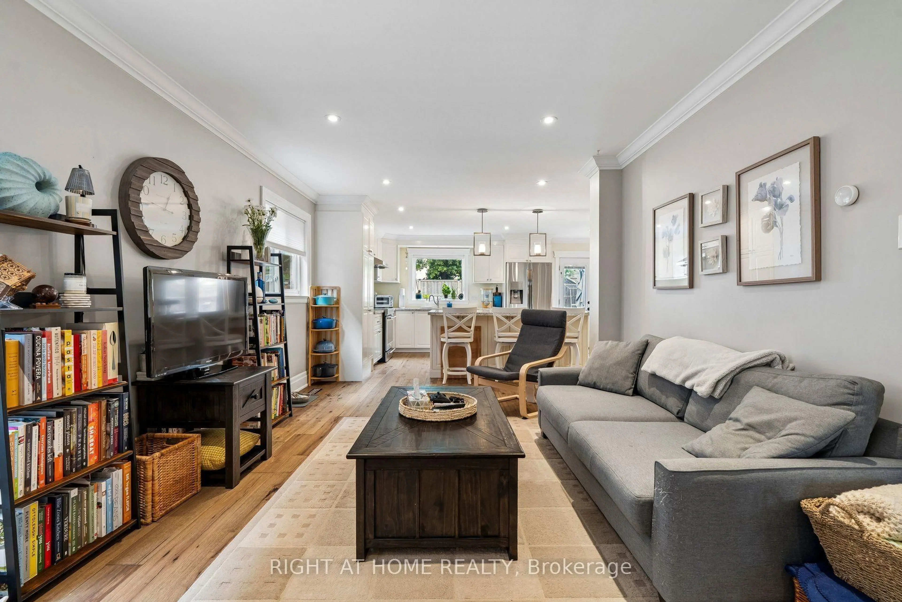 Living room with furniture, wood/laminate floor for 3525 Bertrand Rd, Mississauga Ontario L5L 4G8