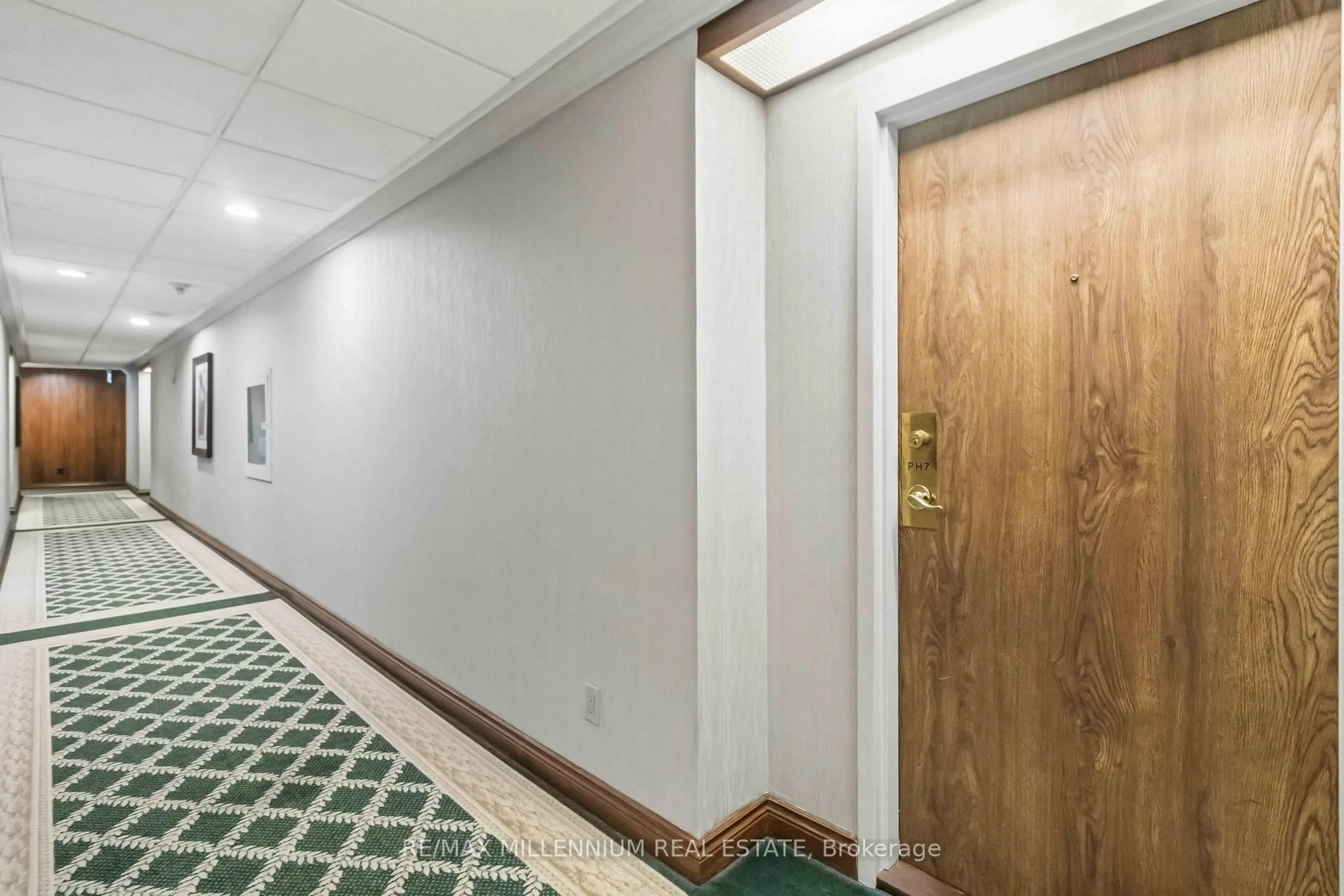 Indoor foyer for 4235 Sherwoodtowne Blvd #PH7, Mississauga Ontario L4Z 1W3
