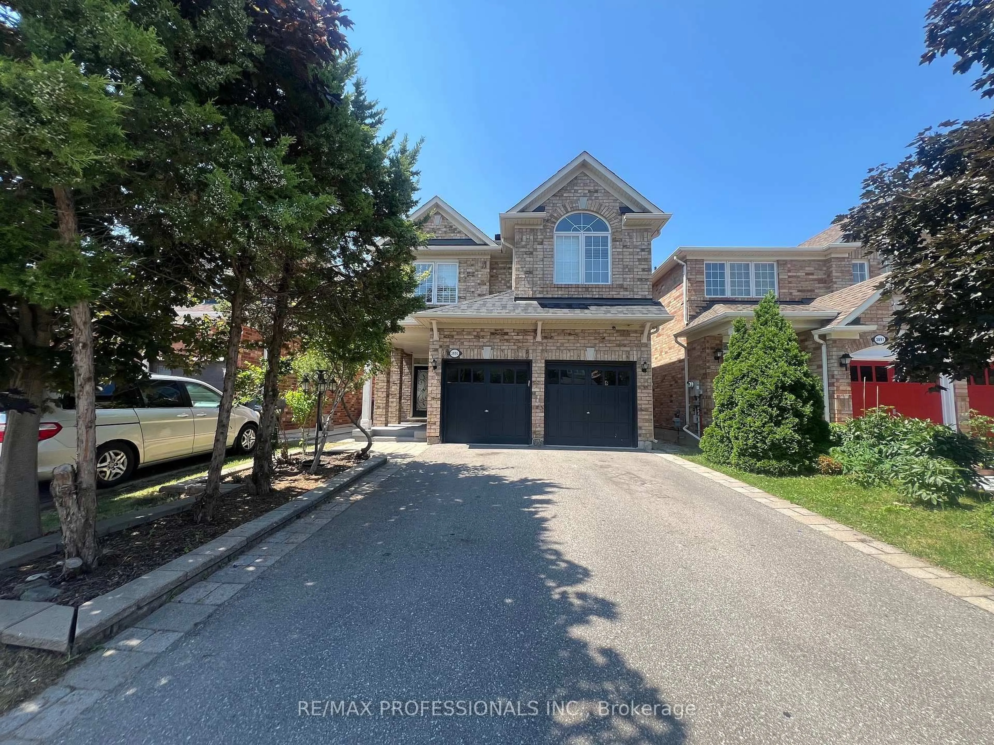 A pic from outside/outdoor area/front of a property/back of a property/a pic from drone, street for 3895 Henrietta Way, Mississauga Ontario L5M 7Y4