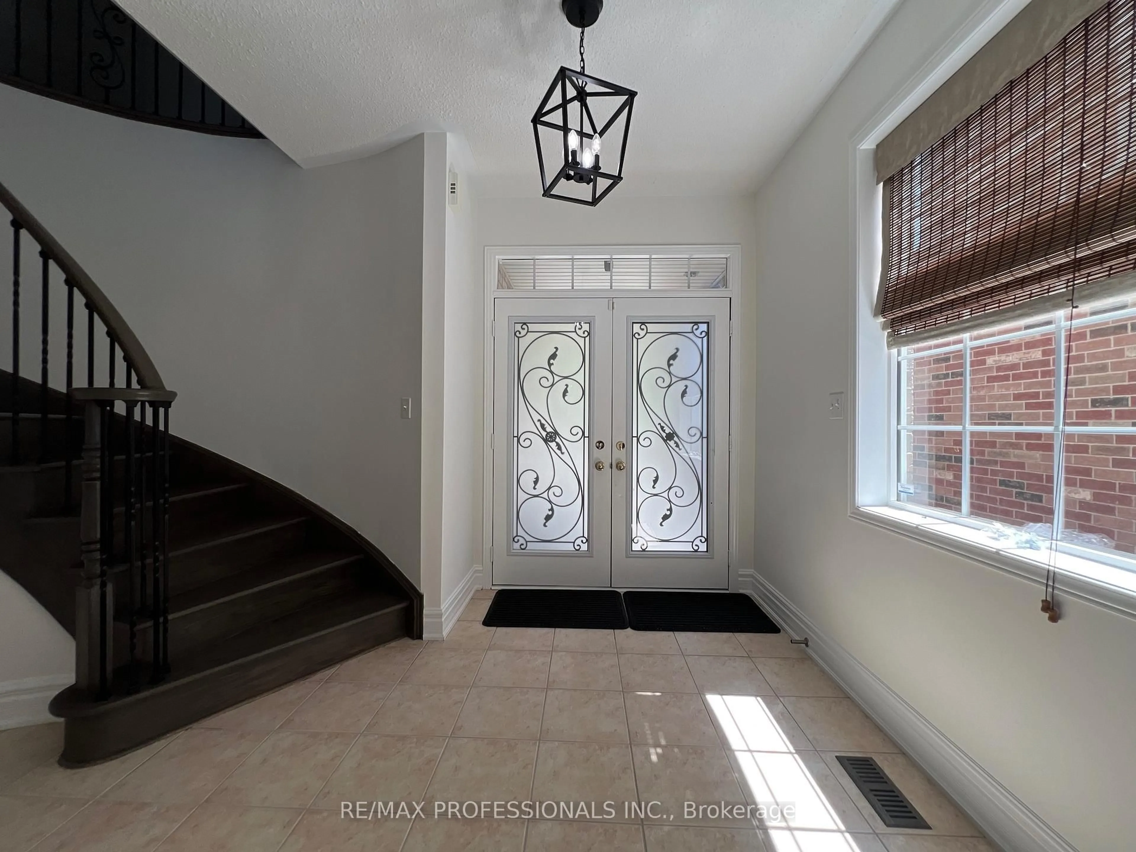 Indoor entryway for 3895 Henrietta Way, Mississauga Ontario L5M 7Y4