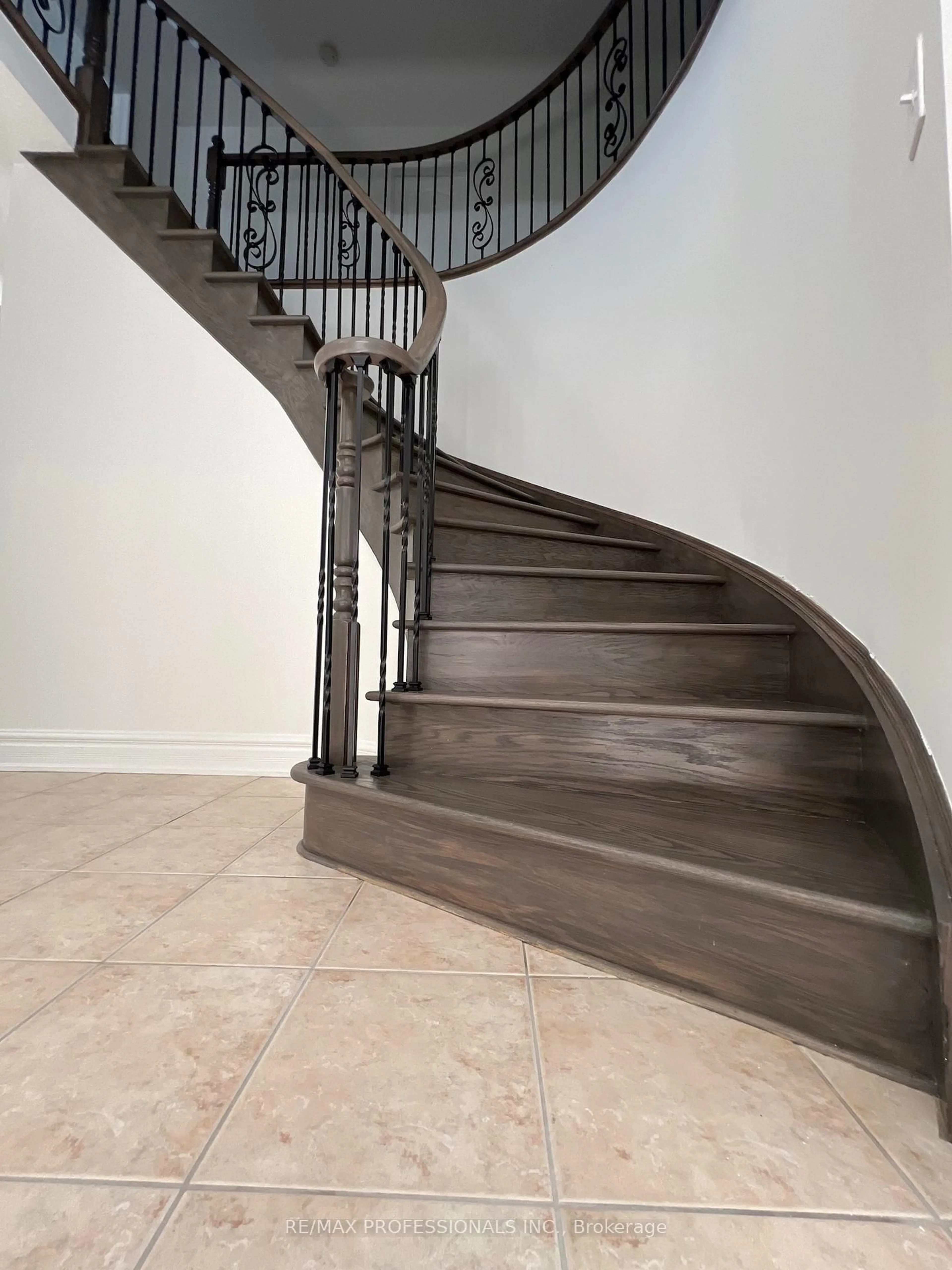 Stairs for 3895 Henrietta Way, Mississauga Ontario L5M 7Y4