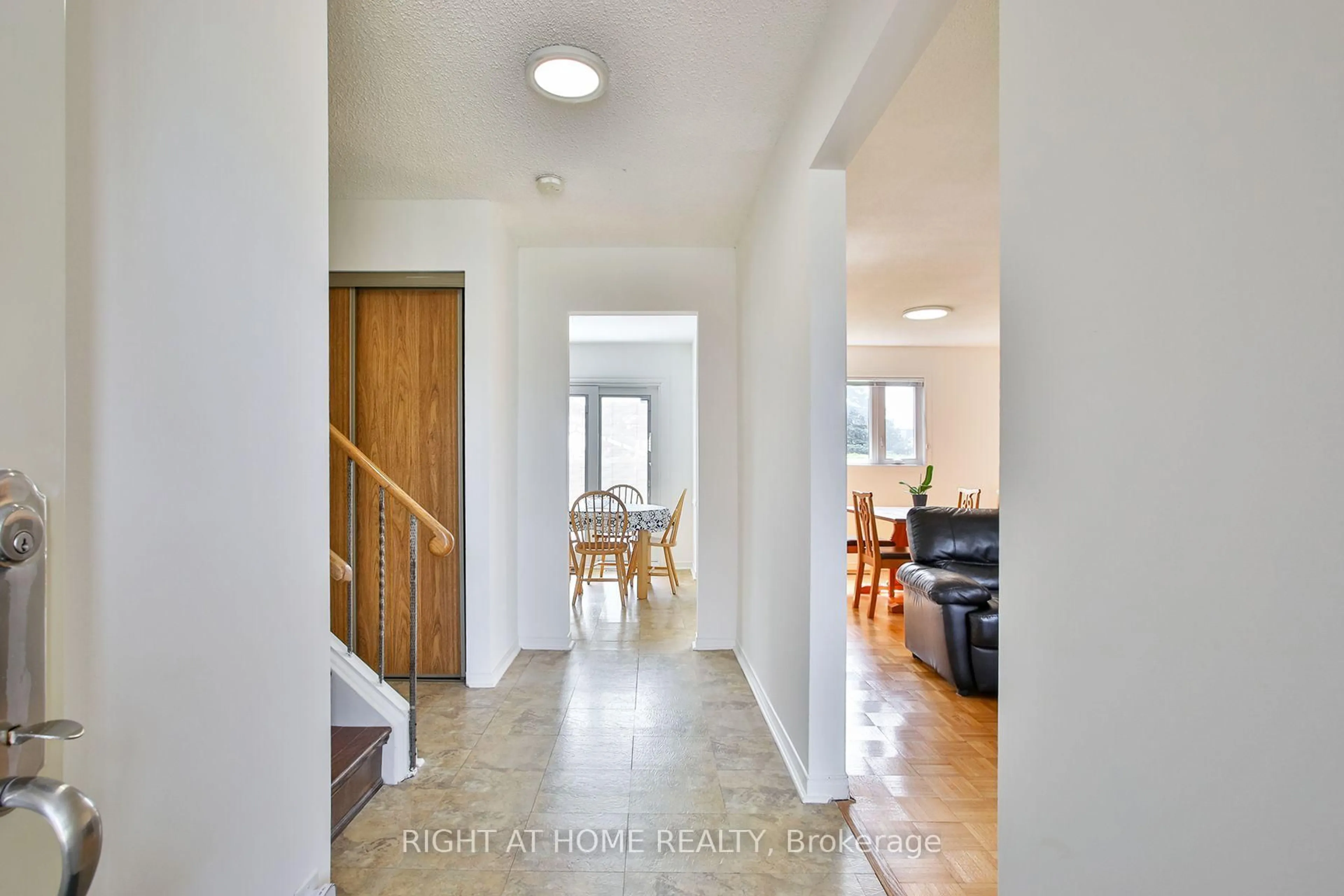 Indoor entryway for 56 Cathy Jean Cres, Toronto Ontario M9V 4T3