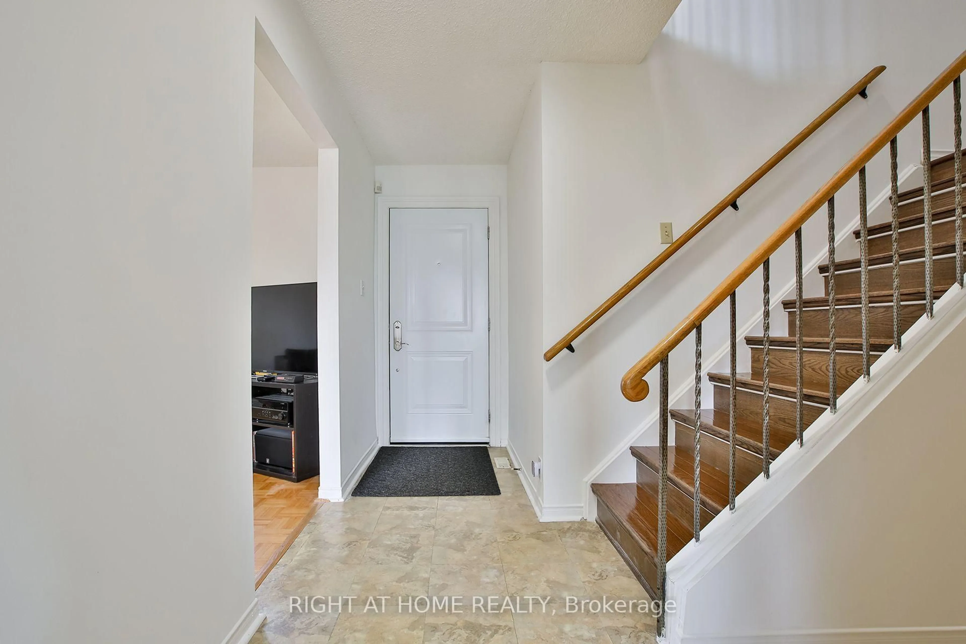 Indoor entryway for 56 Cathy Jean Cres, Toronto Ontario M9V 4T3