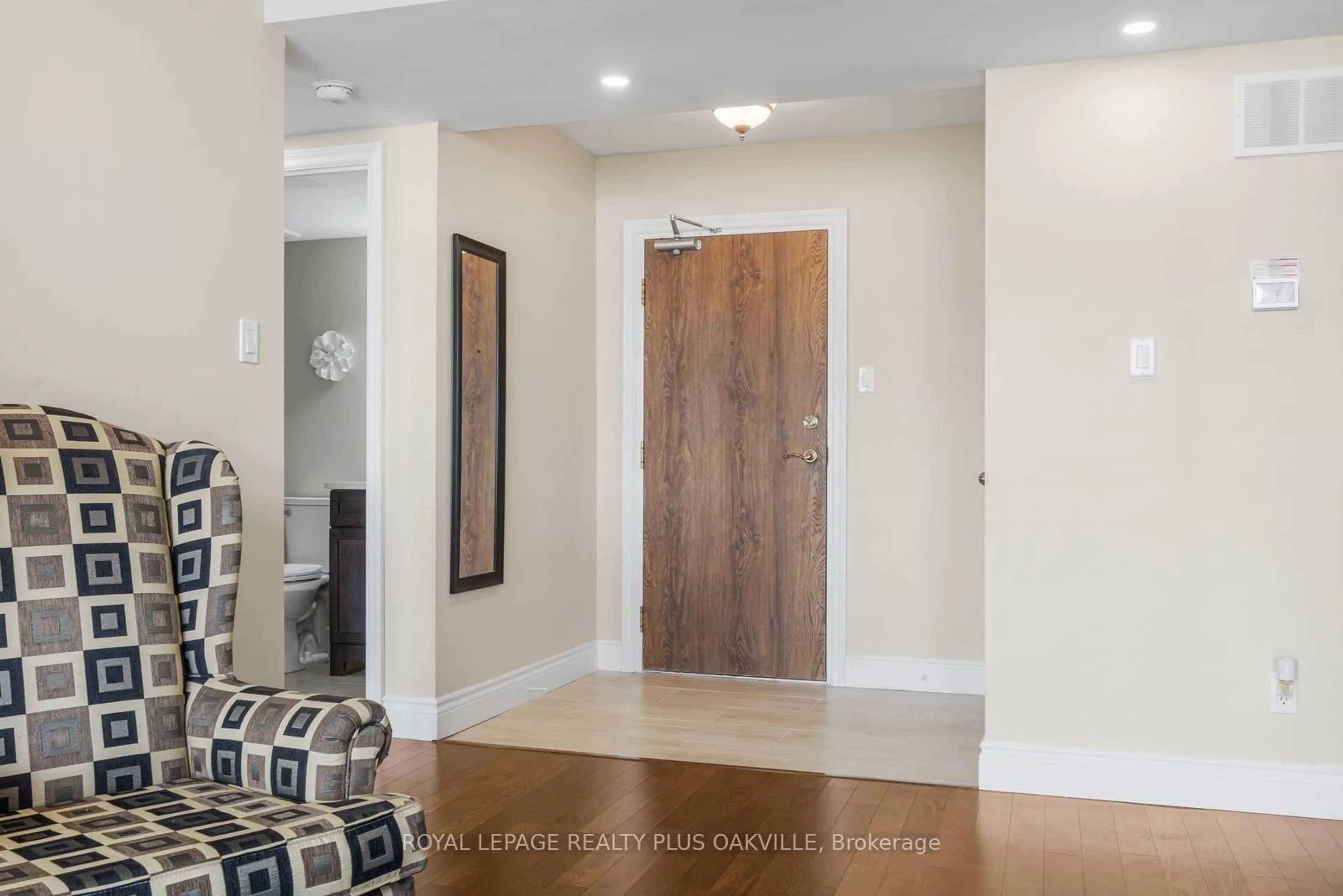 Indoor entryway for 1240 Marlborough Crt #1006, Oakville Ontario L6H 3K7