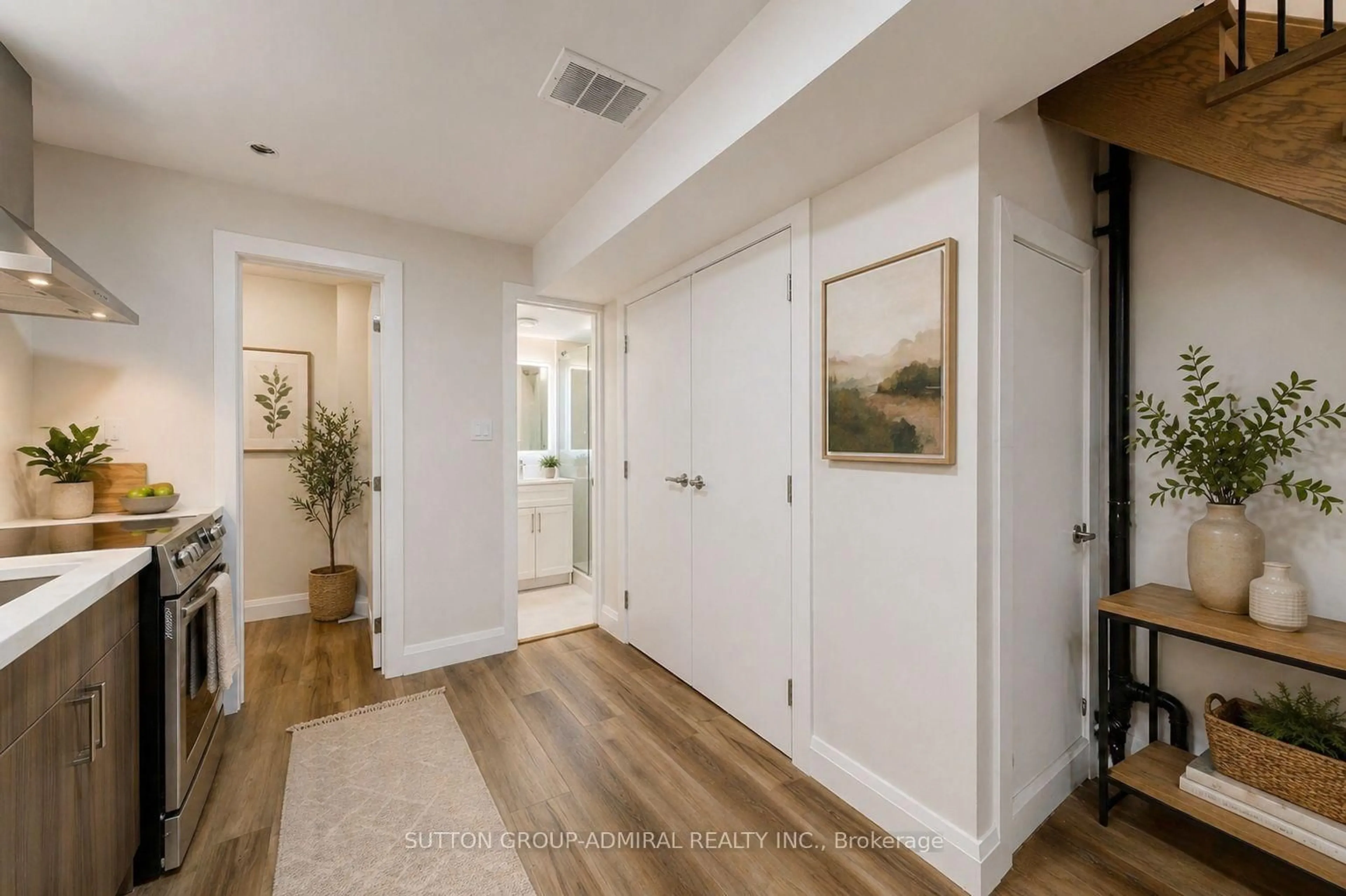 Indoor entryway for 109 Fermanagh Ave, Toronto Ontario M6R 1M1