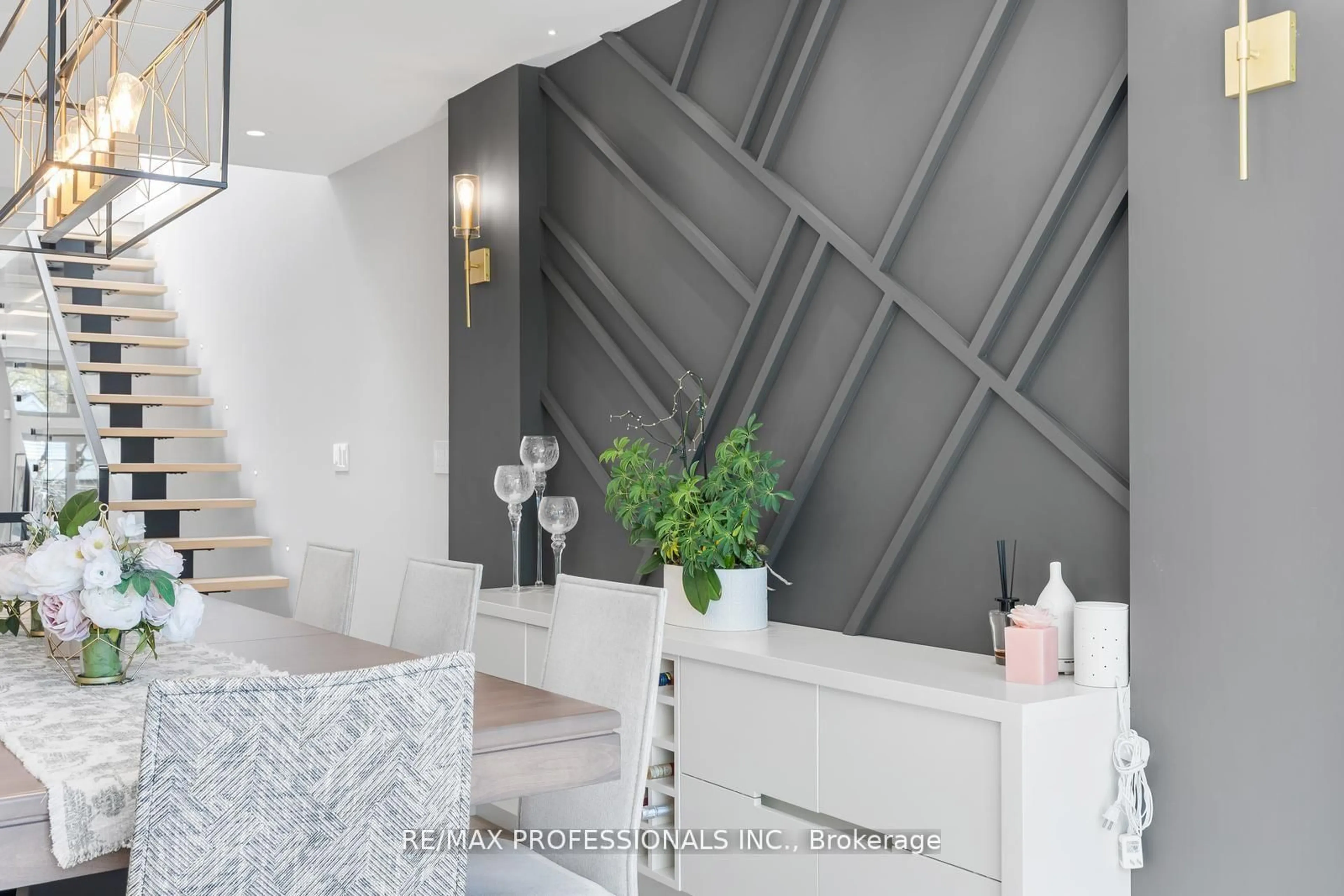 Indoor entryway for 216 Aldercrest Rd, Toronto Ontario M8W 4J4