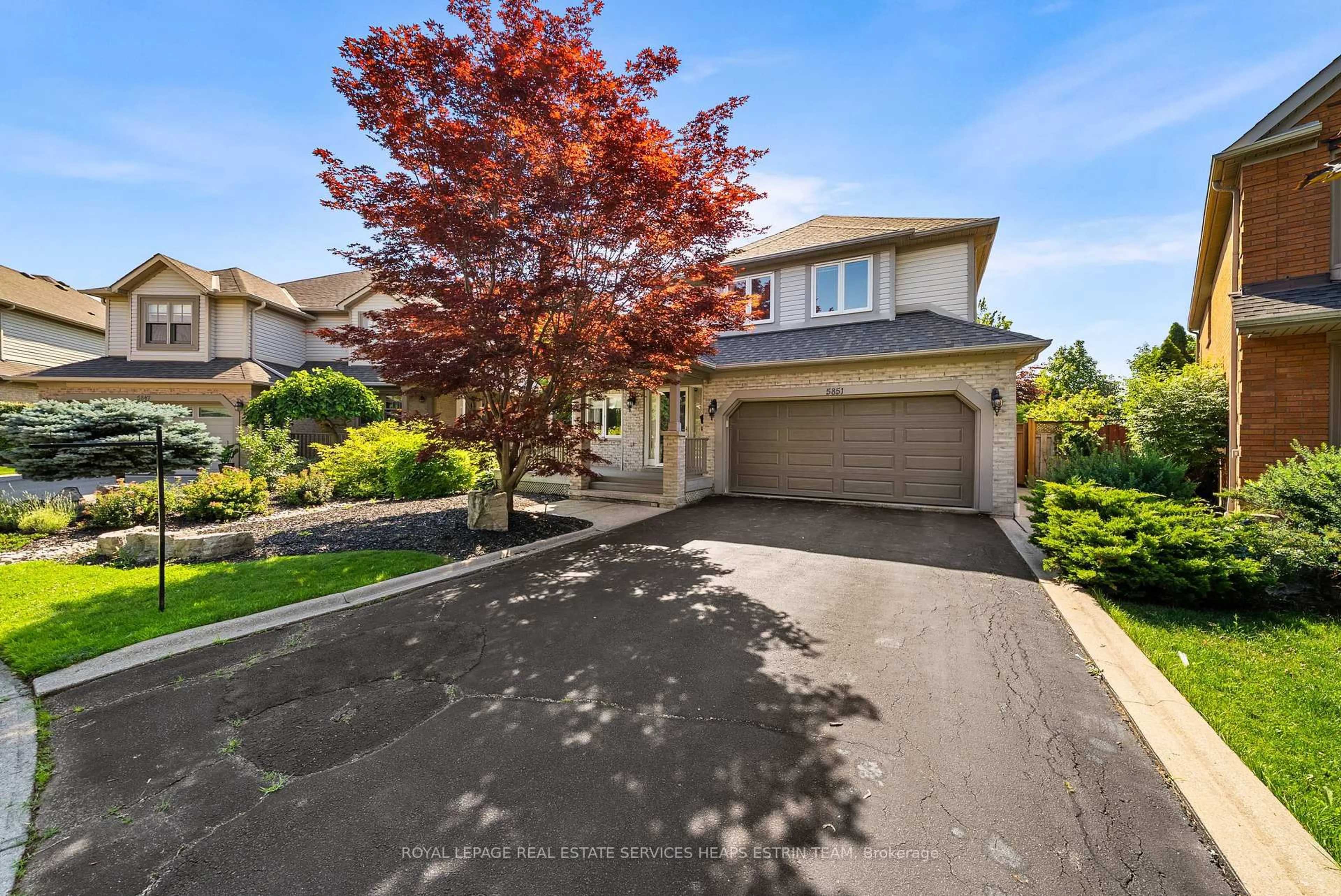 A pic from outside/outdoor area/front of a property/back of a property/a pic from drone, street for 5851 Cornell Cres, Mississauga Ontario L5M 5R6