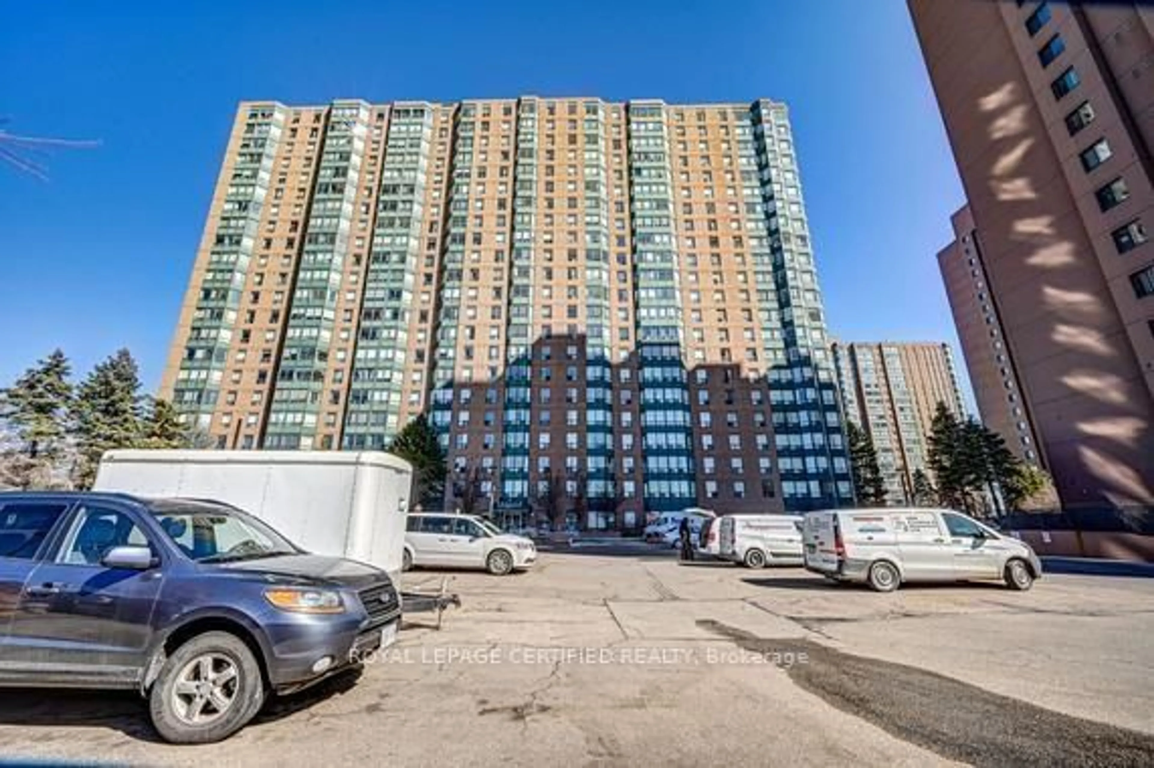 A pic from outside/outdoor area/front of a property/back of a property/a pic from drone, street for 135 Hillcrest Ave #1605, Mississauga Ontario L5B 4B1