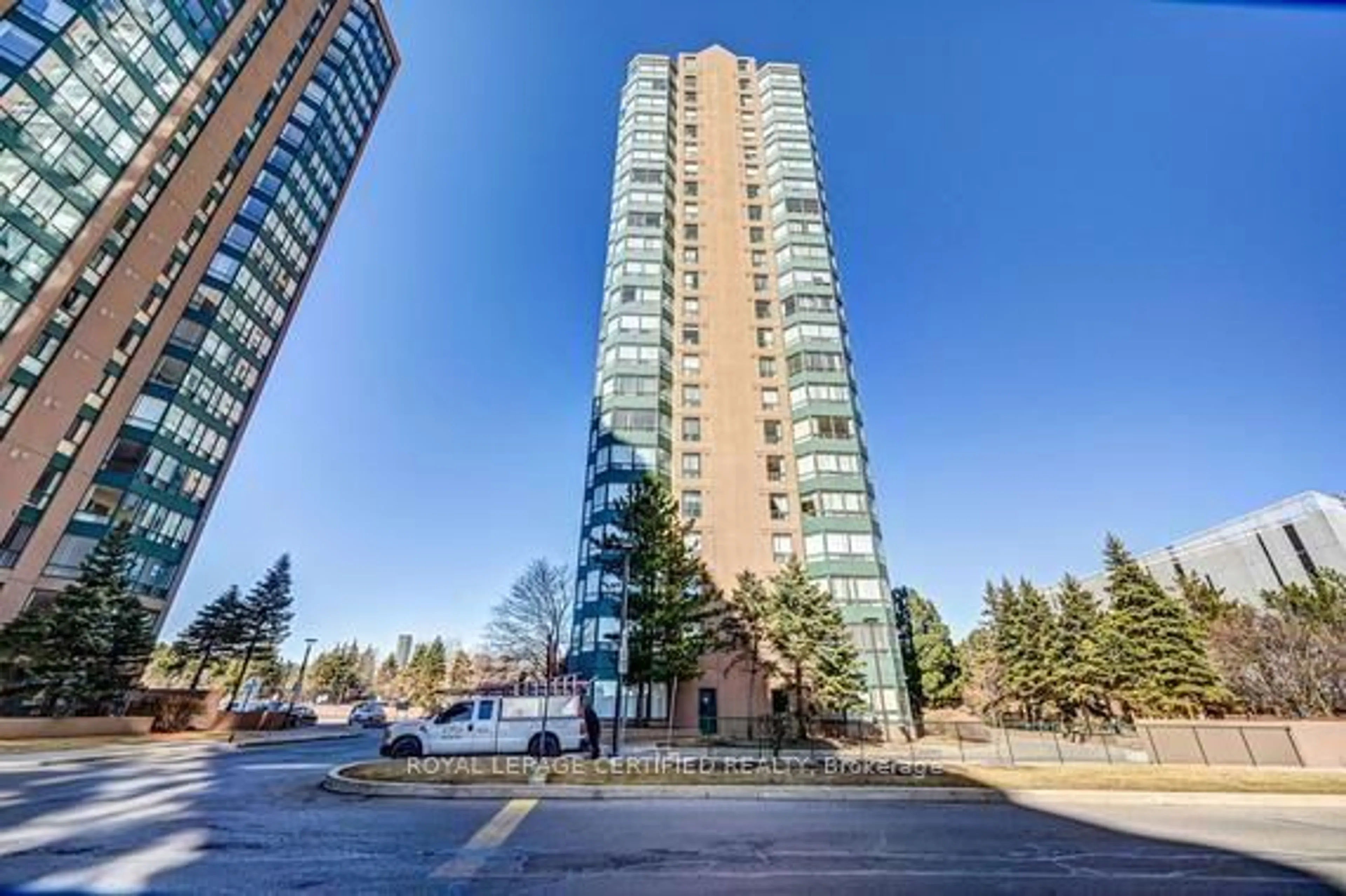 Indoor foyer for 135 Hillcrest Ave #1605, Mississauga Ontario L5B 4B1