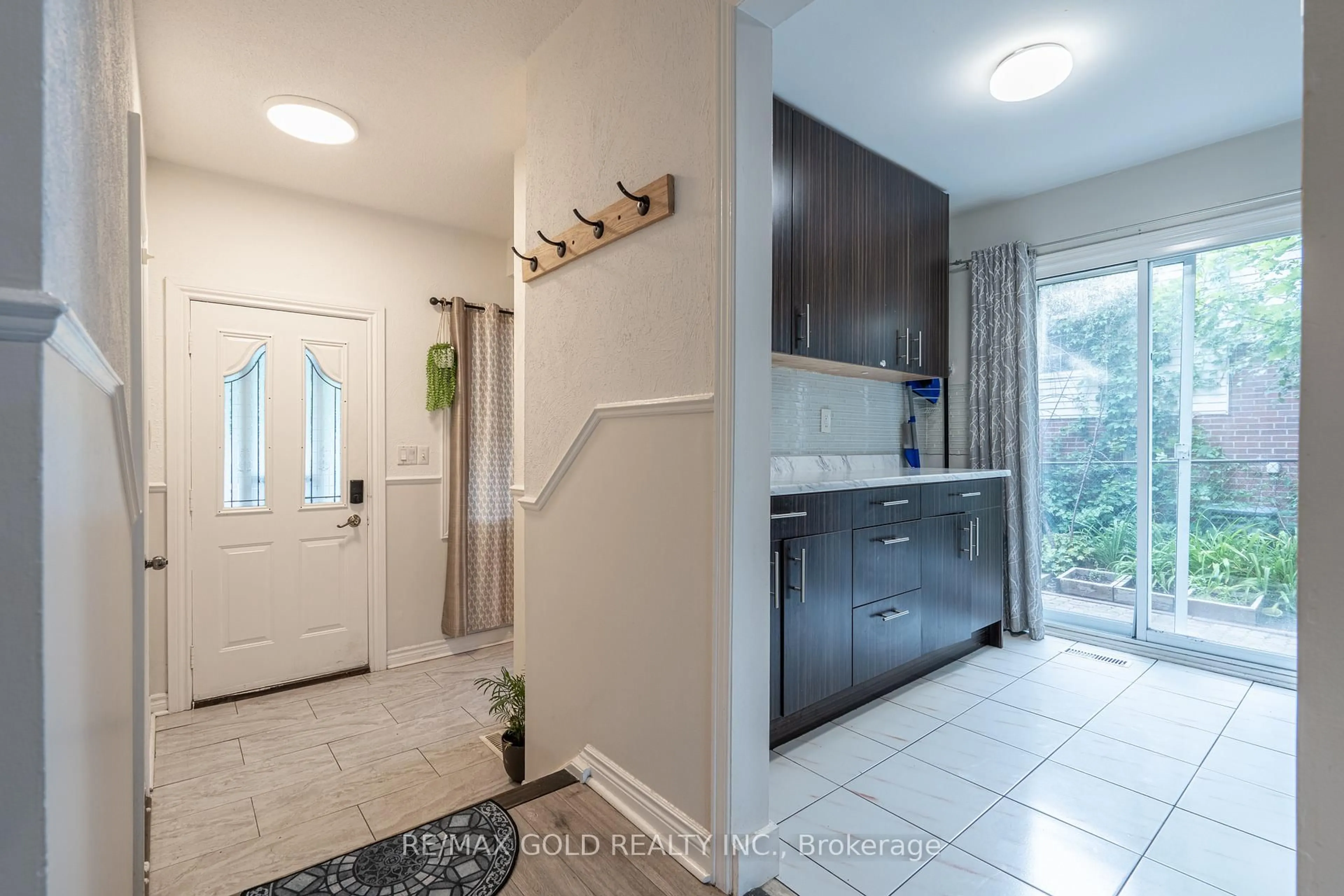 Indoor entryway for 23 Judith Cres, Brampton Ontario L6S 3J3