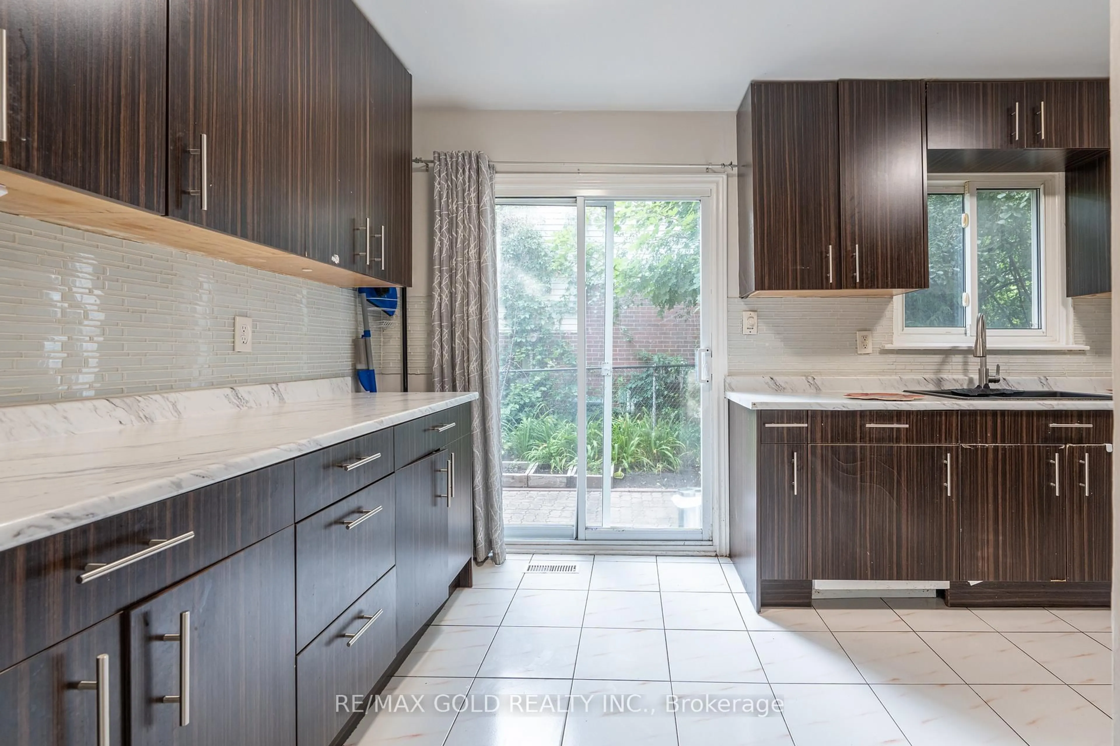 Contemporary kitchen, ceramic/tile floor for 23 Judith Cres, Brampton Ontario L6S 3J3