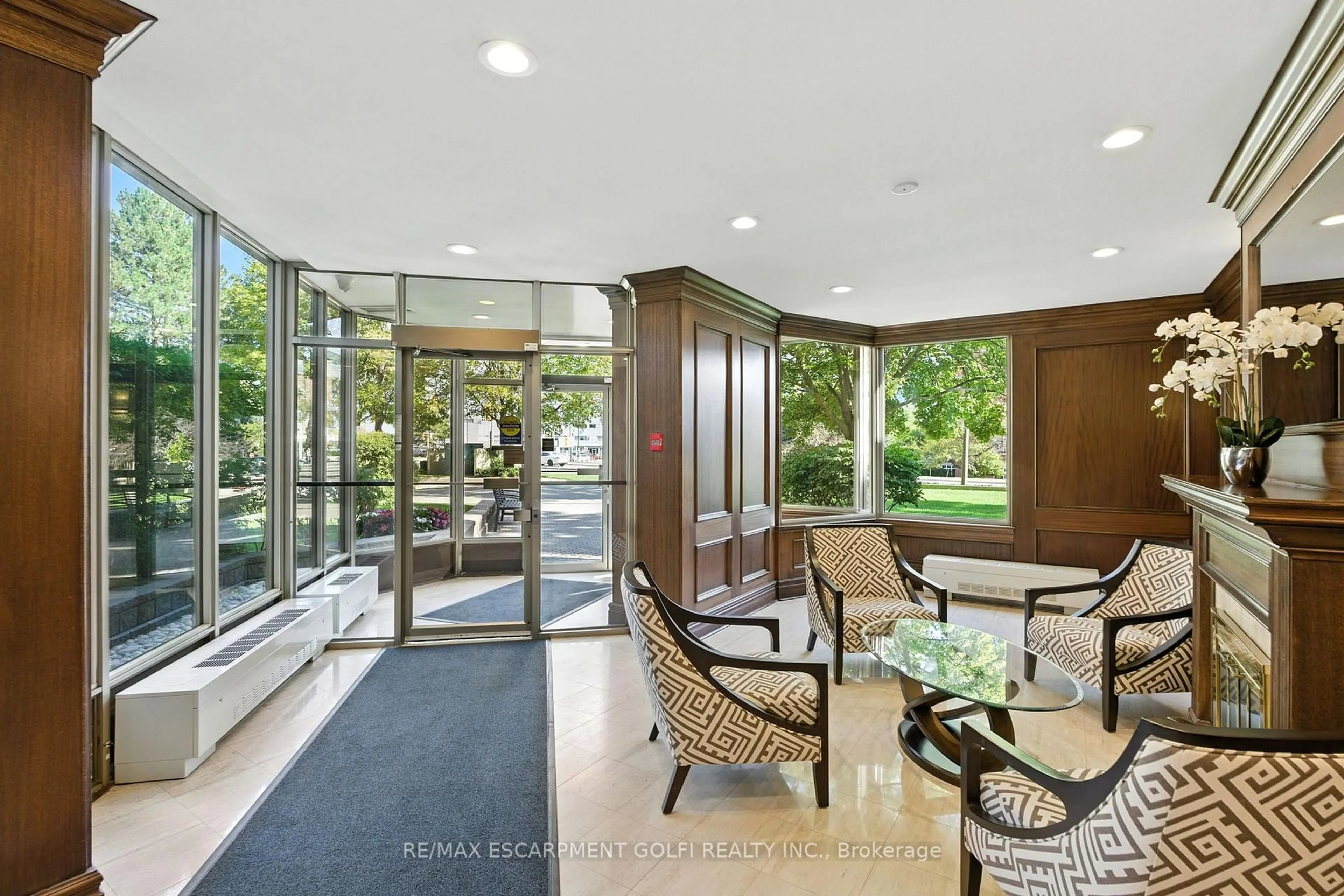 Indoor foyer for 1201 North Shore Blvd #208, Burlington Ontario L7S 1Z5