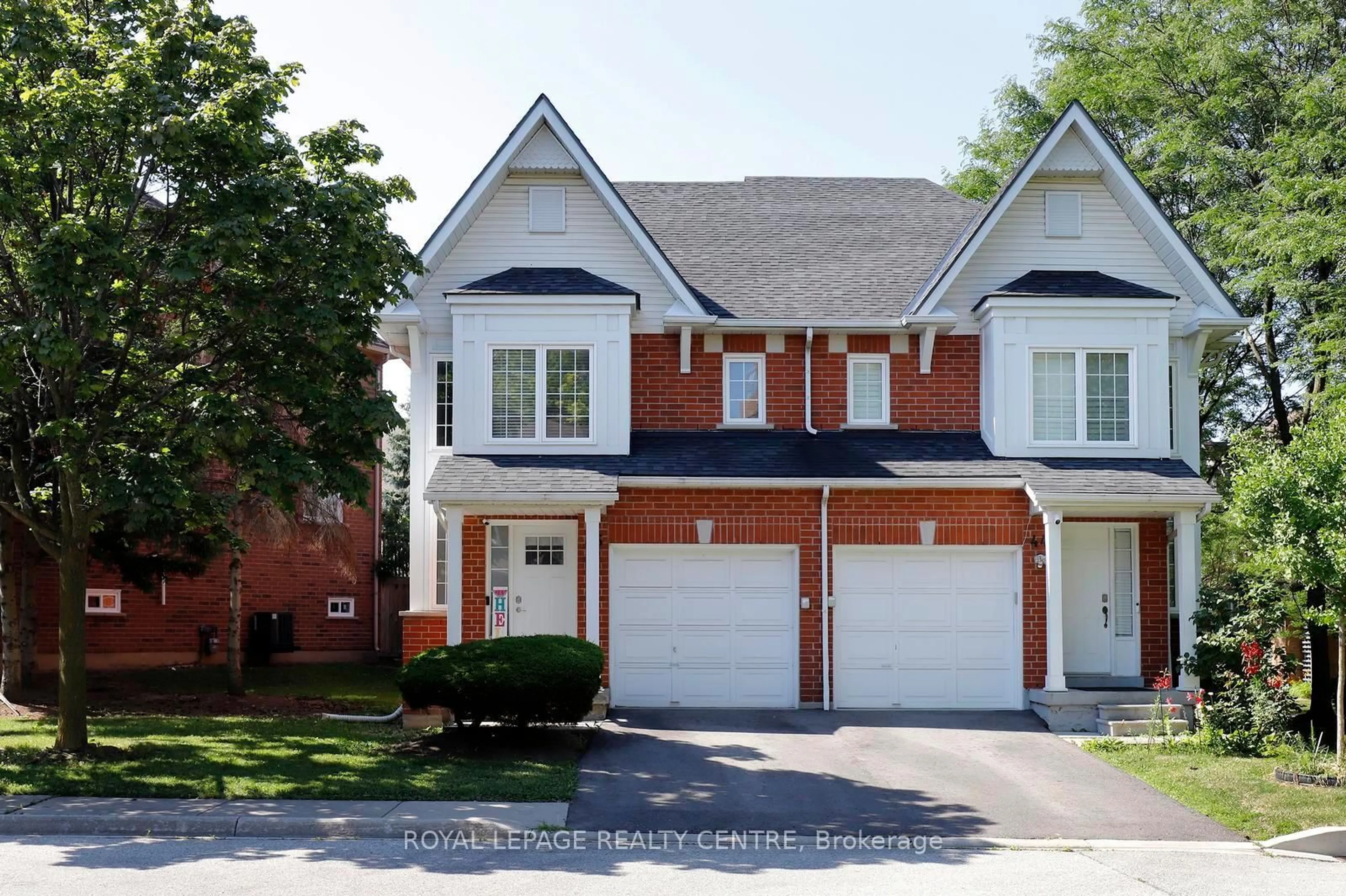 Home with brick exterior material, street for 1575 South Parade Crt #45, Mississauga Ontario L5M 6E9