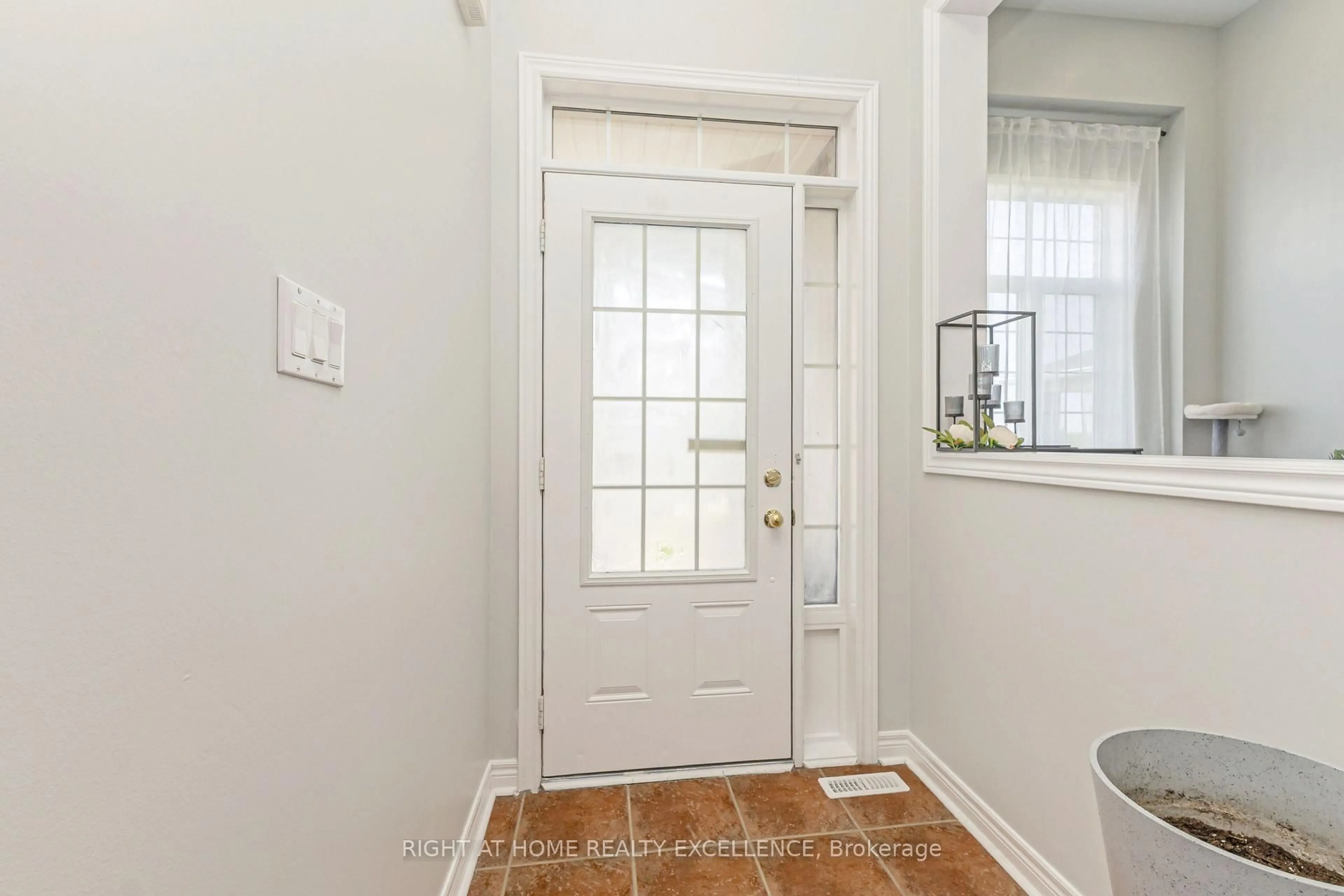 Indoor entryway for 17 Keeleview Cres, Brampton Ontario L6R 0H4