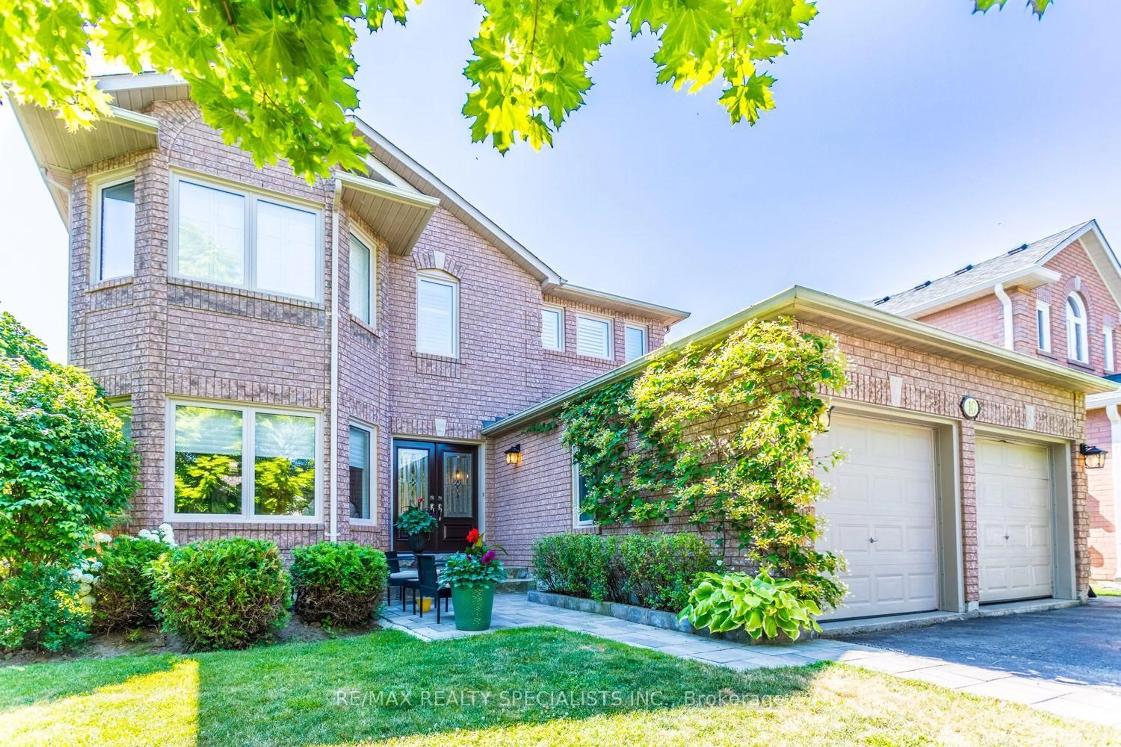 Home with brick exterior material, street for 10 Split Maple Lane, Halton Hills Ontario L7G 5R7