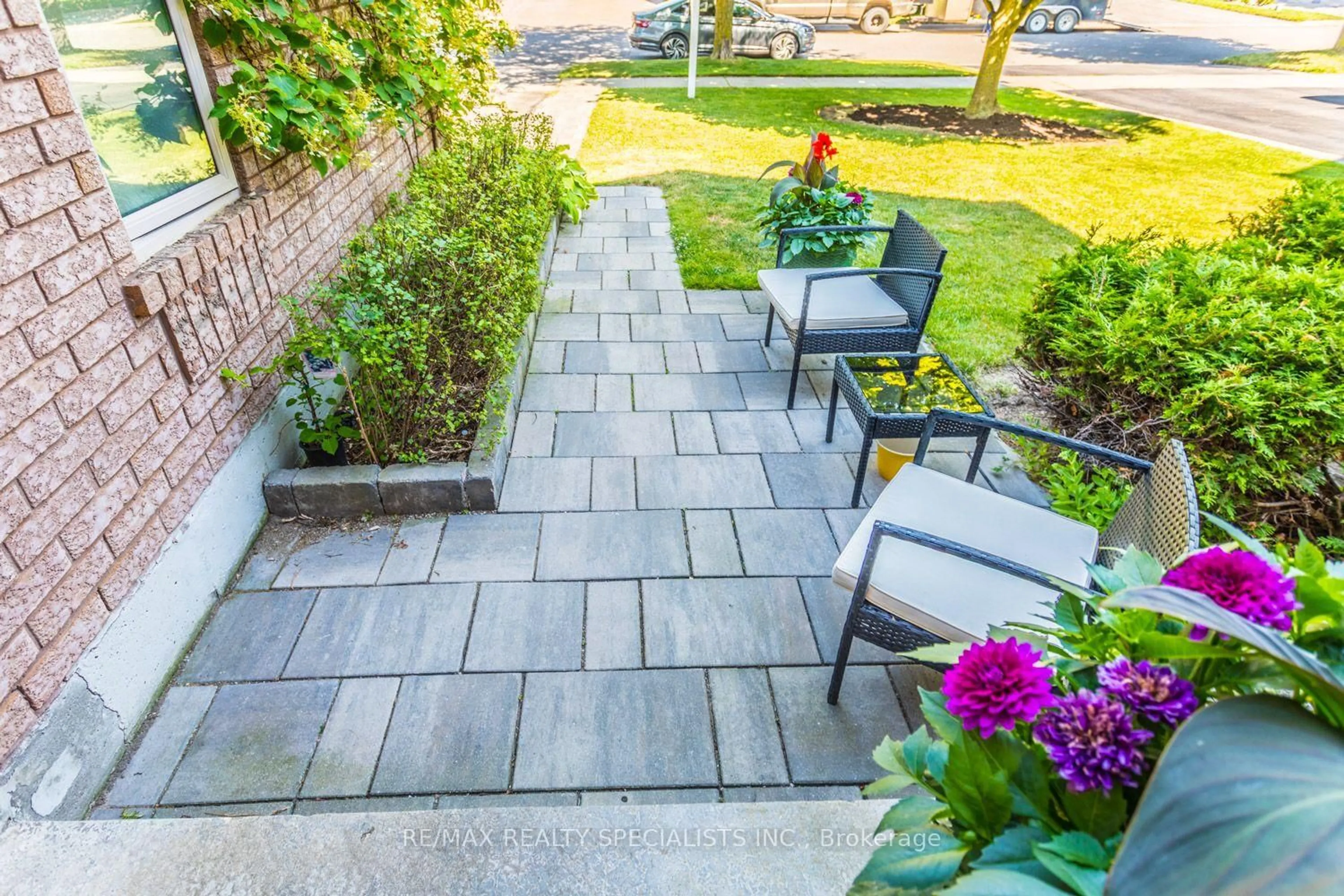 Patio, street for 10 Split Maple Lane, Halton Hills Ontario L7G 5R7