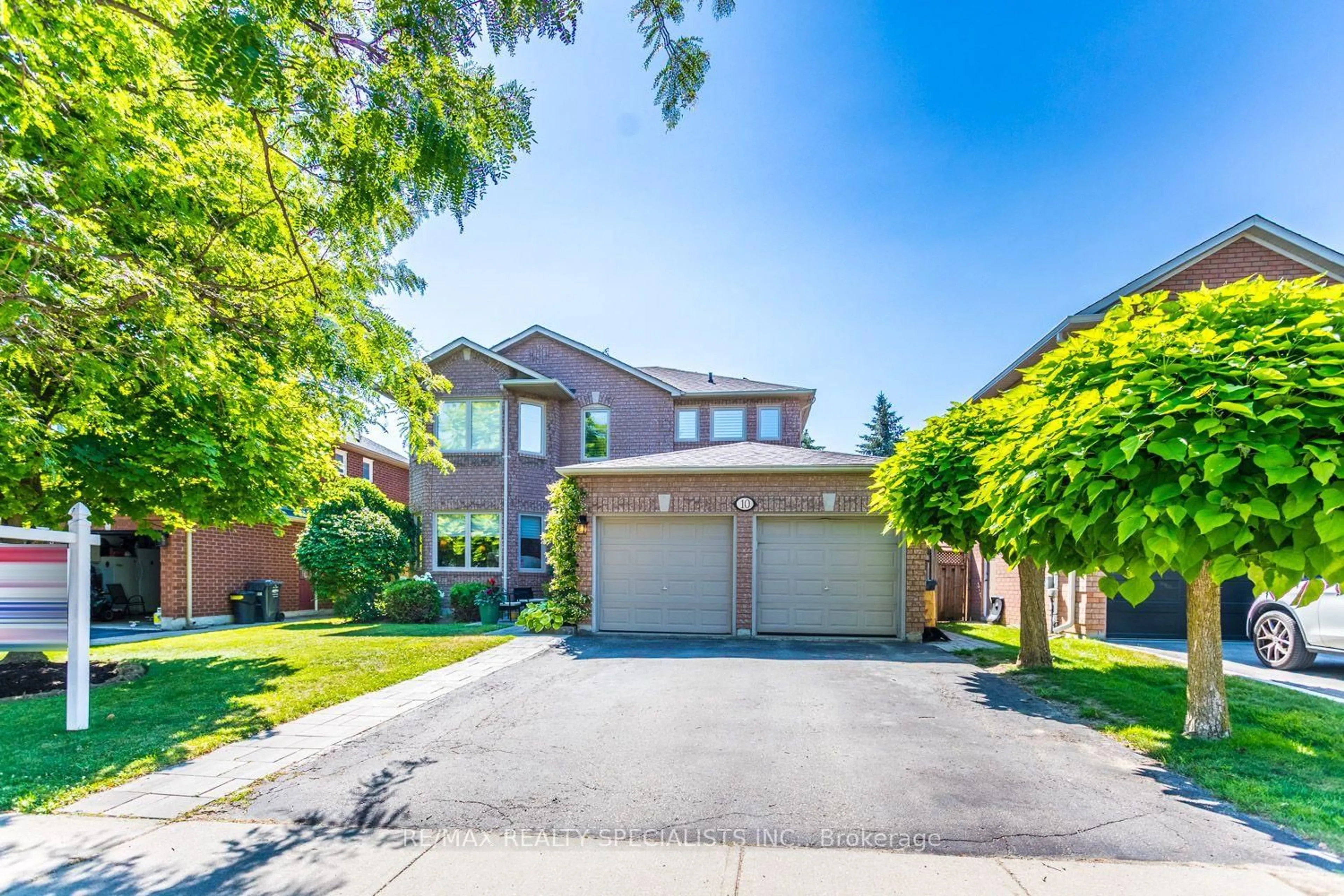 Home with brick exterior material, street for 10 Split Maple Lane, Halton Hills Ontario L7G 5R7