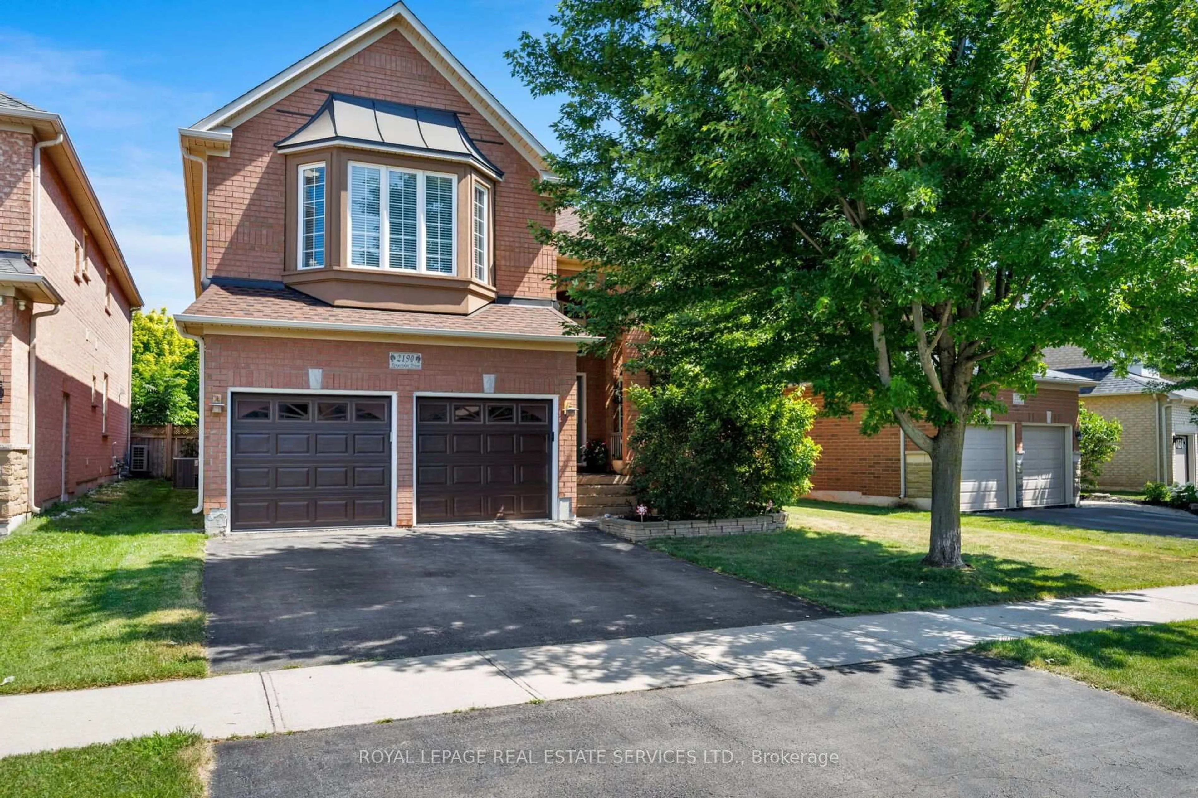 Home with brick exterior material, street for 2190 Kingsridge Dr, Oakville Ontario L6M 4Z3