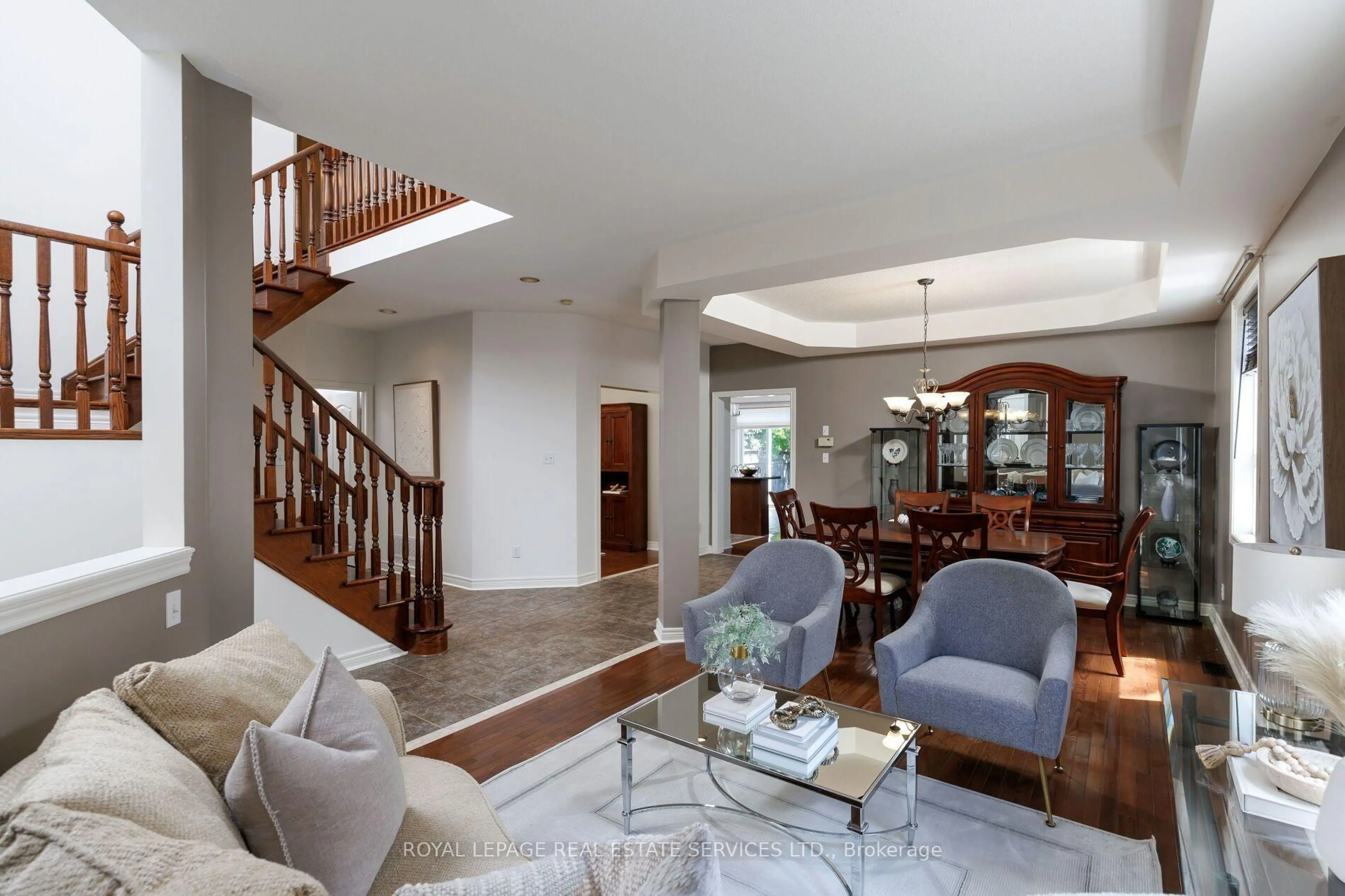 Living room with furniture, unknown for 2190 Kingsridge Dr, Oakville Ontario L6M 4Z3