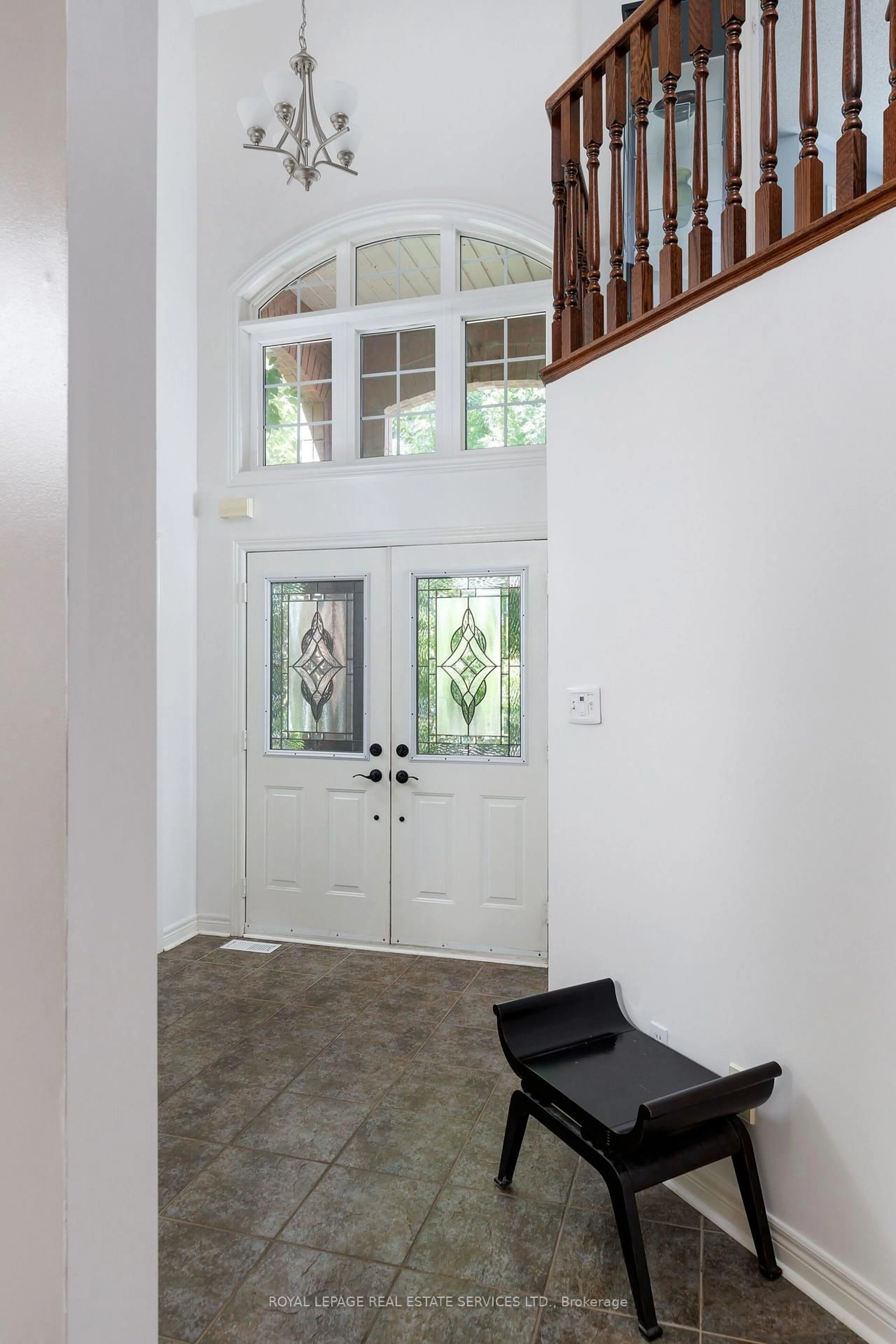 Indoor entryway for 2190 Kingsridge Dr, Oakville Ontario L6M 4Z3
