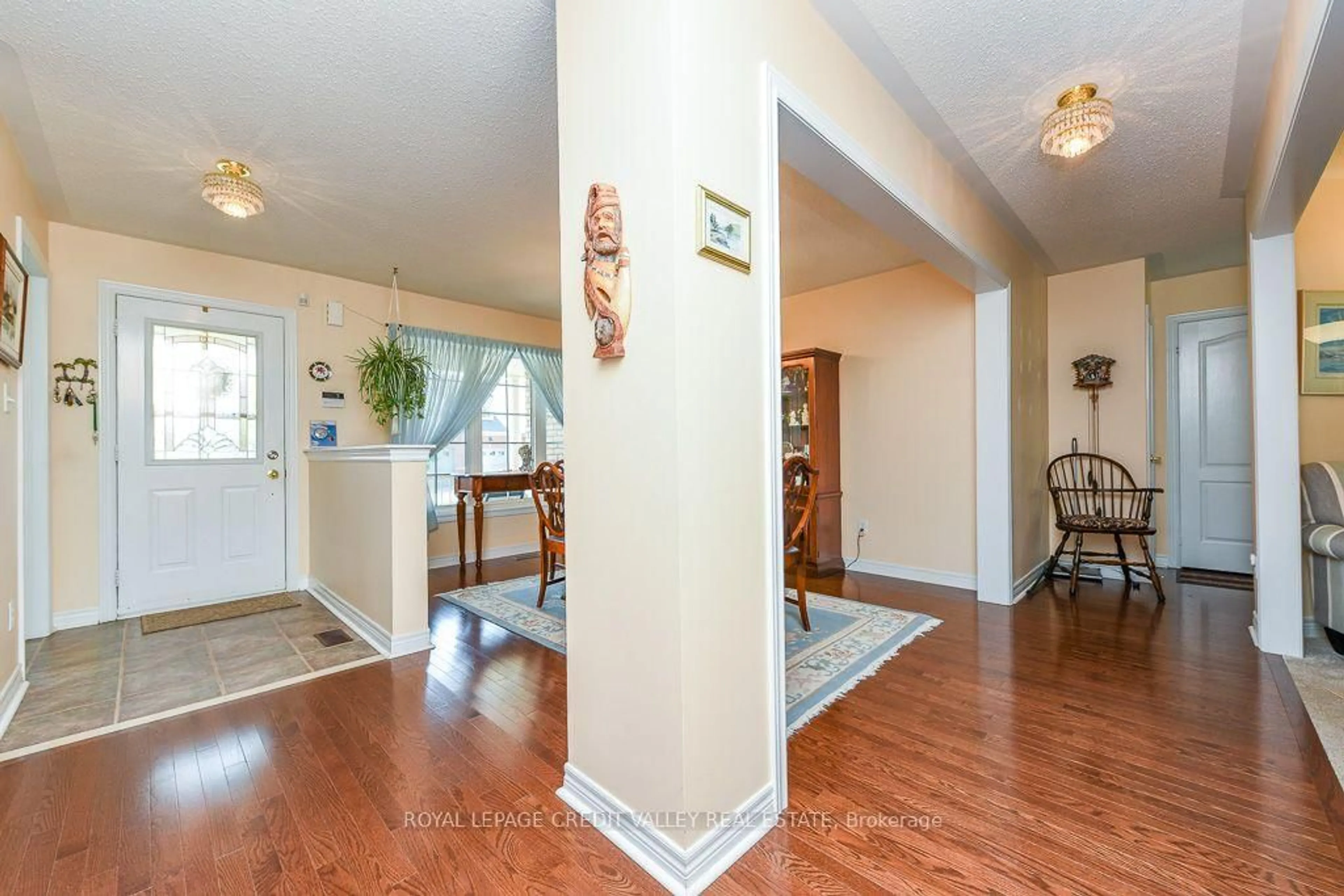 Indoor entryway for 6 Ballerina Gdns, Brampton Ontario L6R 3J4