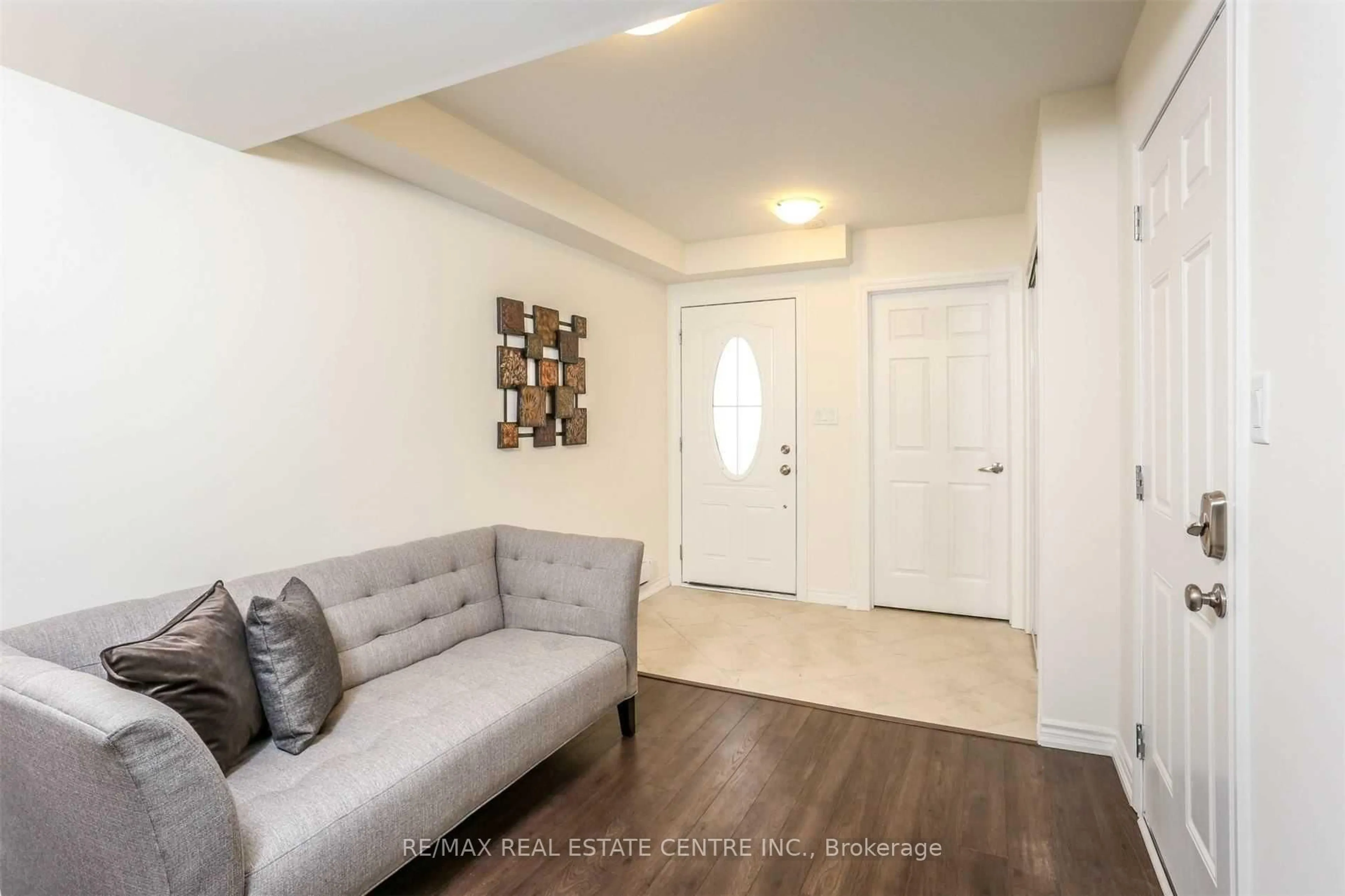 Indoor entryway for 583 Allport Gate, Milton Ontario L9T 9J5