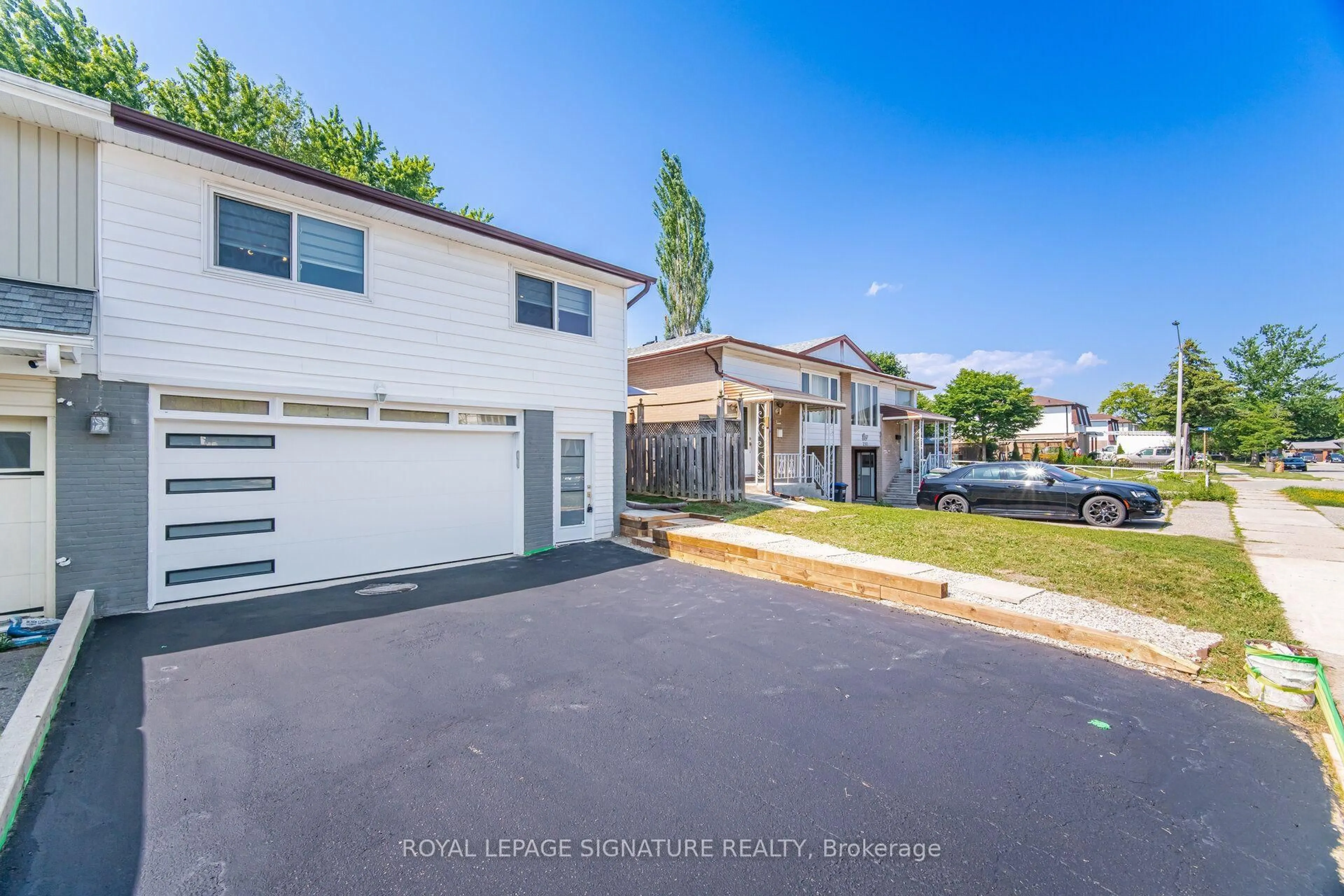 A pic from outside/outdoor area/front of a property/back of a property/a pic from drone, street for 2599 Lundene Rd, Mississauga Ontario L5J 3Y8