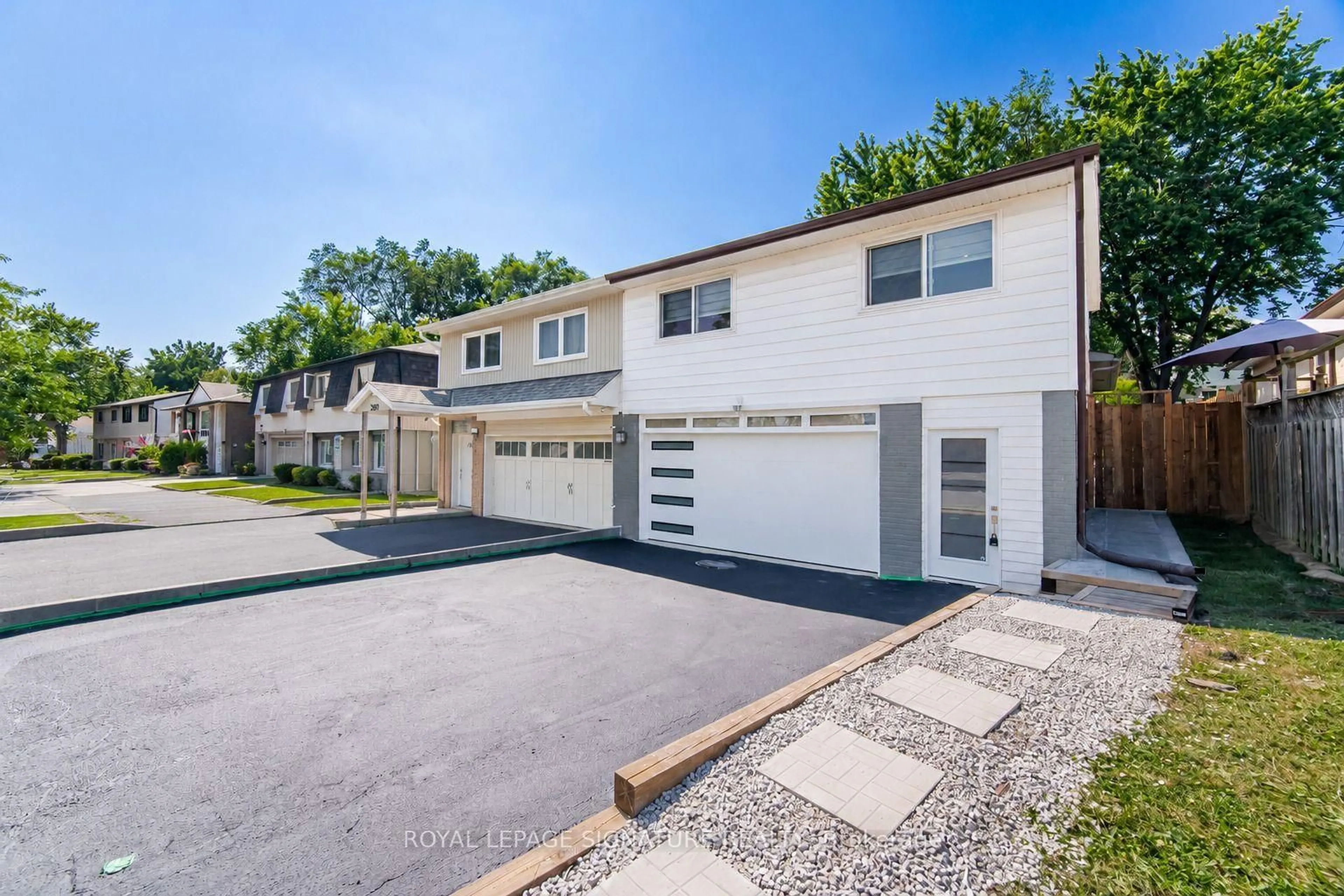 Home with vinyl exterior material, street for 2599 Lundene Rd, Mississauga Ontario L5J 3Y8