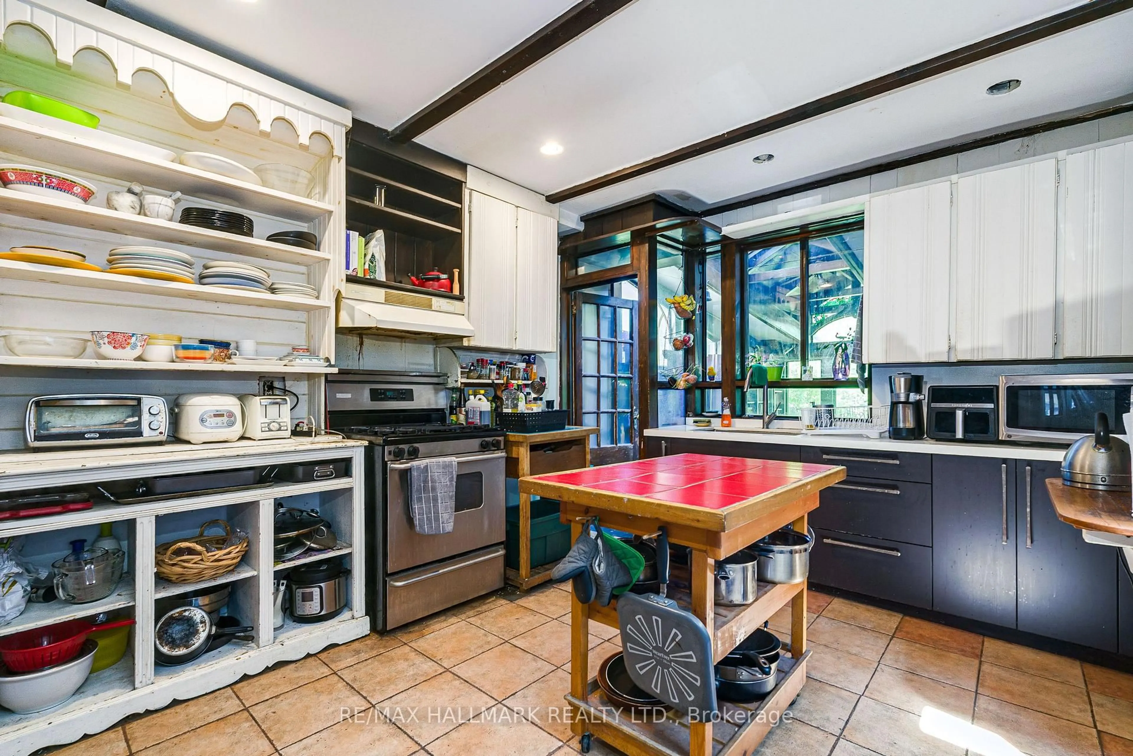 Open concept kitchen, ceramic/tile floor for 204 Yarmouth Rd, Toronto Ontario M6G 1X4